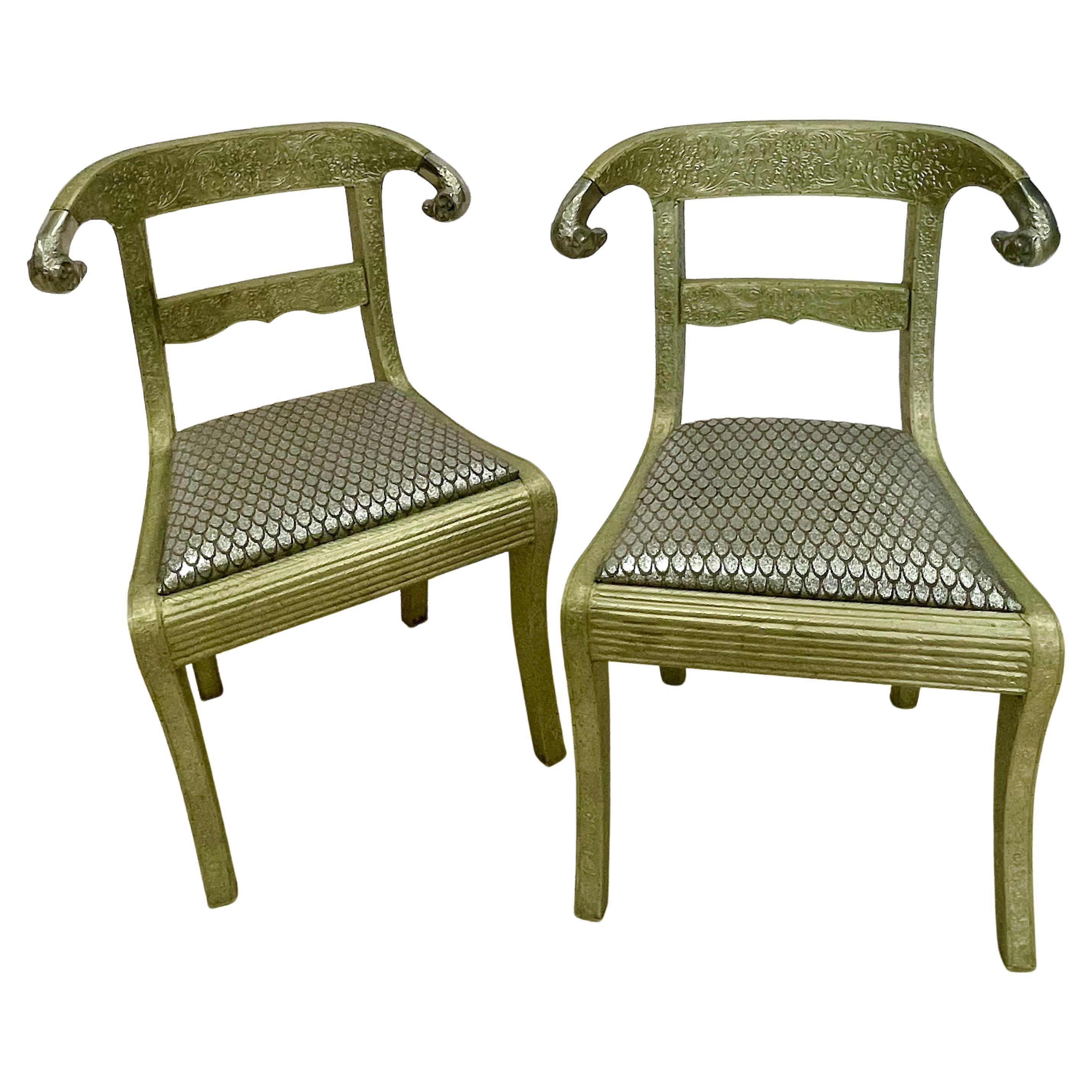 Paire de chaises d'appoint néoclassiques de style gustavien, métal enveloppé, têtes de béliers, européens