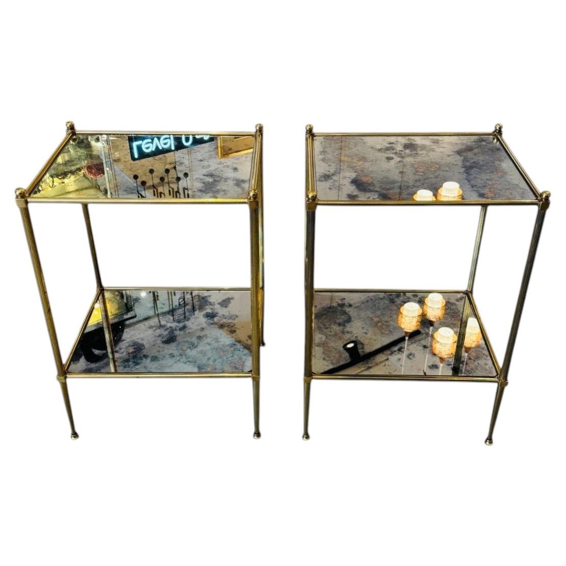 Paire de tables d'appoint néoclassiques en laiton et miroir oxydé.