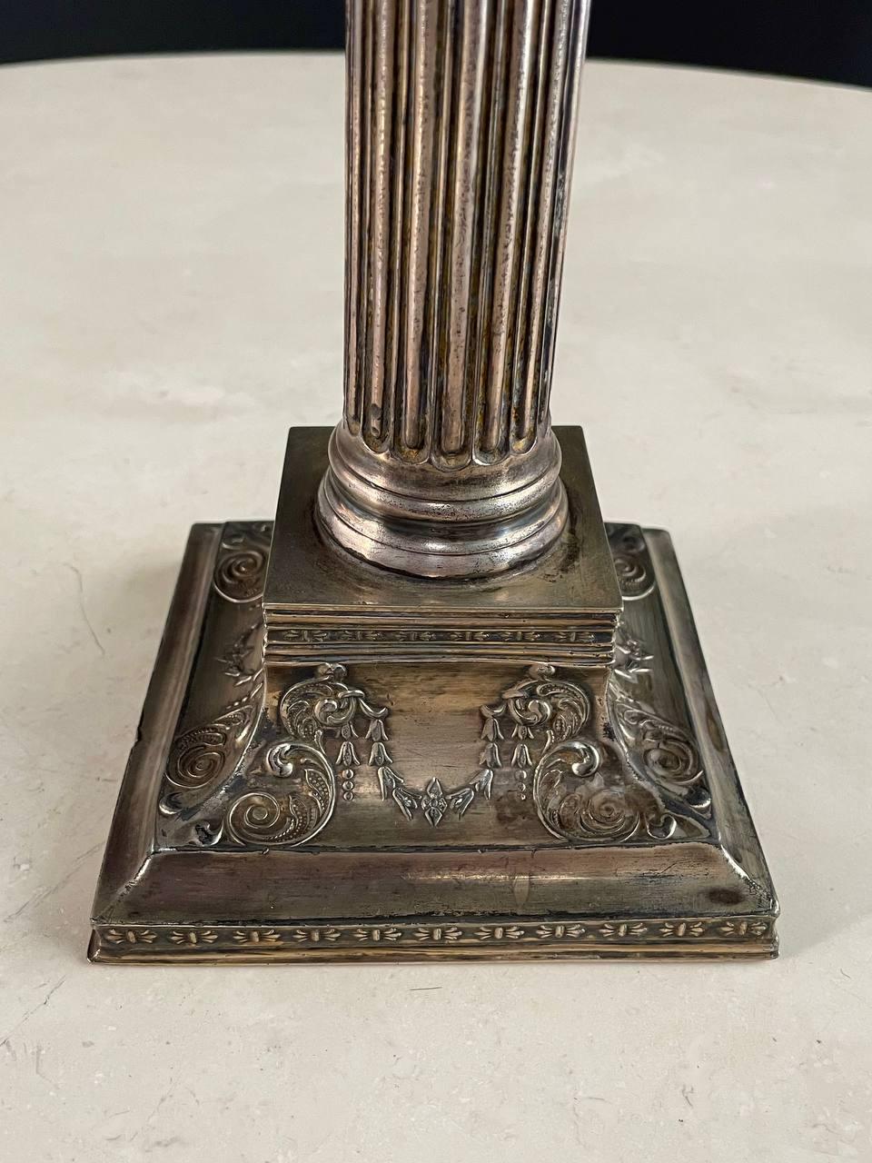 Paire de candélabres corinthiens à colonne néoclassiques en argent plaqué en vente 3