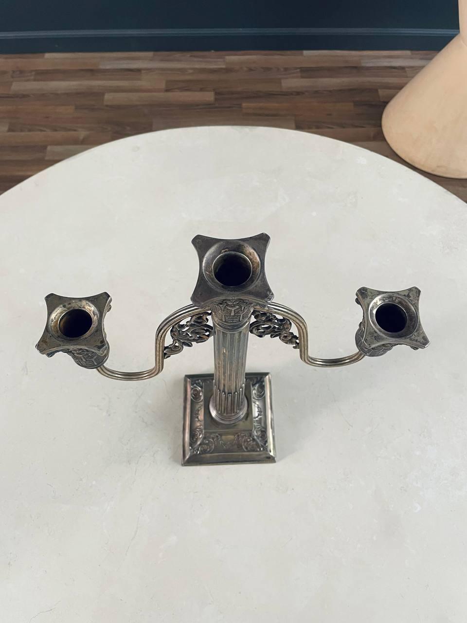 Paire de candélabres corinthiens à colonne néoclassiques en argent plaqué Bon état - En vente à Los Angeles, CA