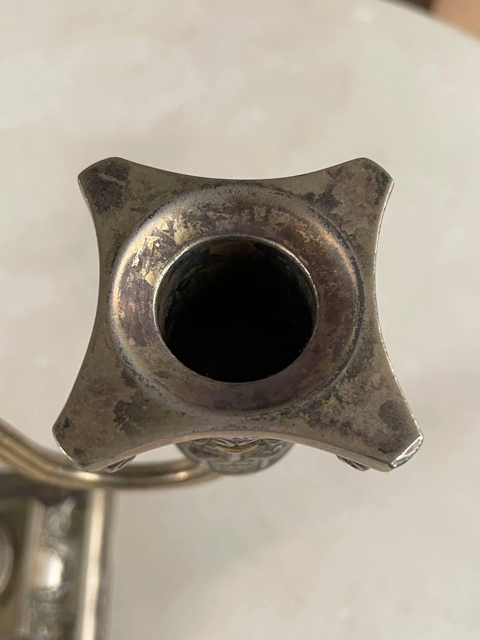 Milieu du XXe siècle Paire de candélabres corinthiens à colonne néoclassiques en argent plaqué en vente