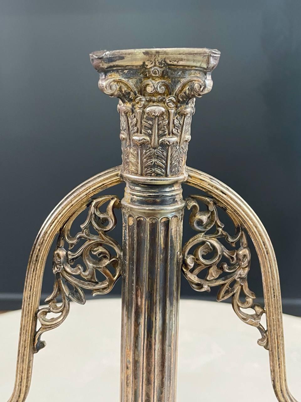 Plaqué argent Paire de candélabres corinthiens à colonne néoclassiques en argent plaqué en vente