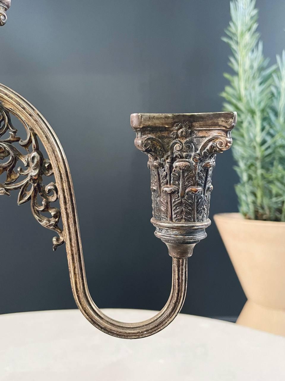 Paire de candélabres corinthiens à colonne néoclassiques en argent plaqué en vente 1