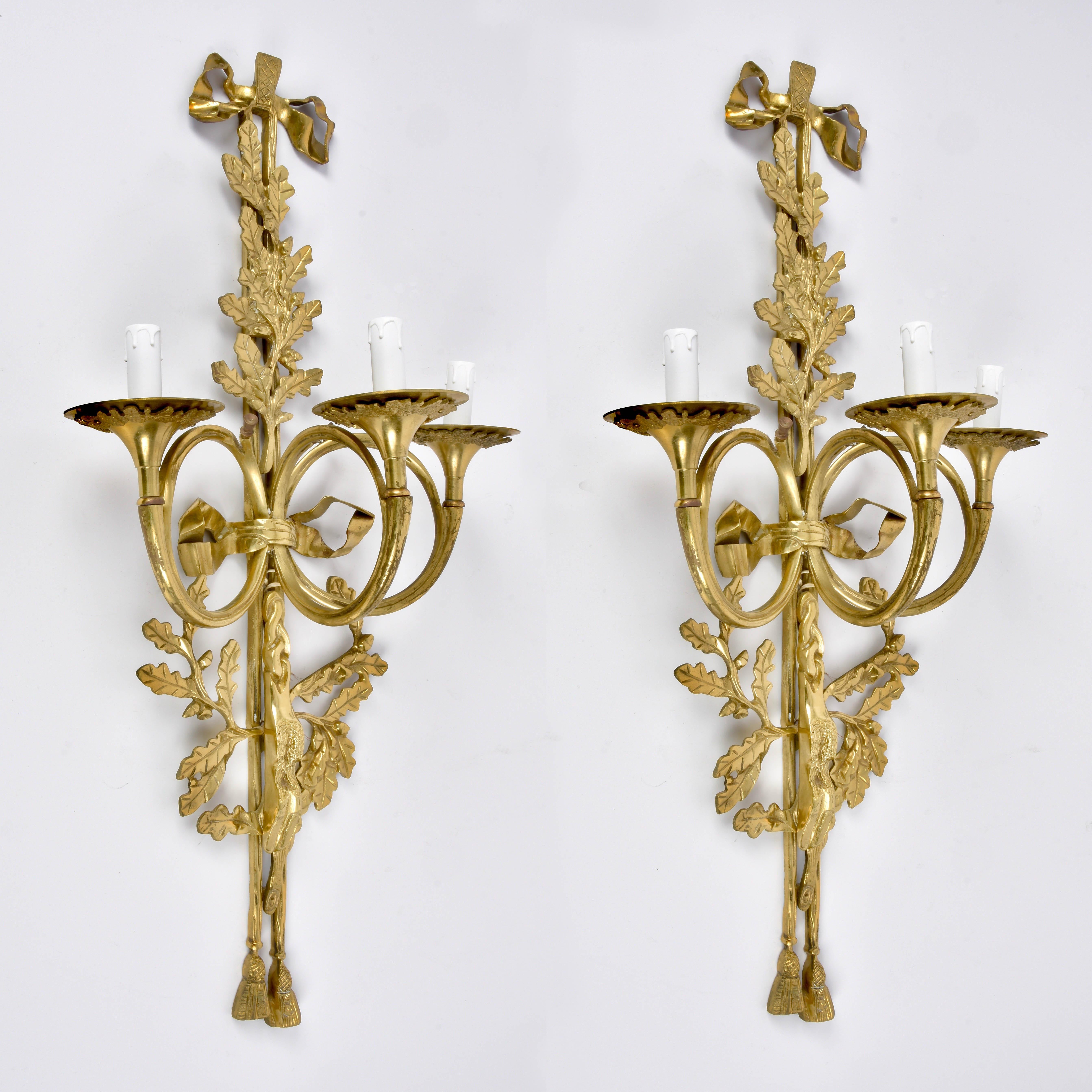 Pair of Neoclassical Solid Brass Three-Arm Trumpet French Wall Sconces, 1930s In Good Condition In Roma, IT
