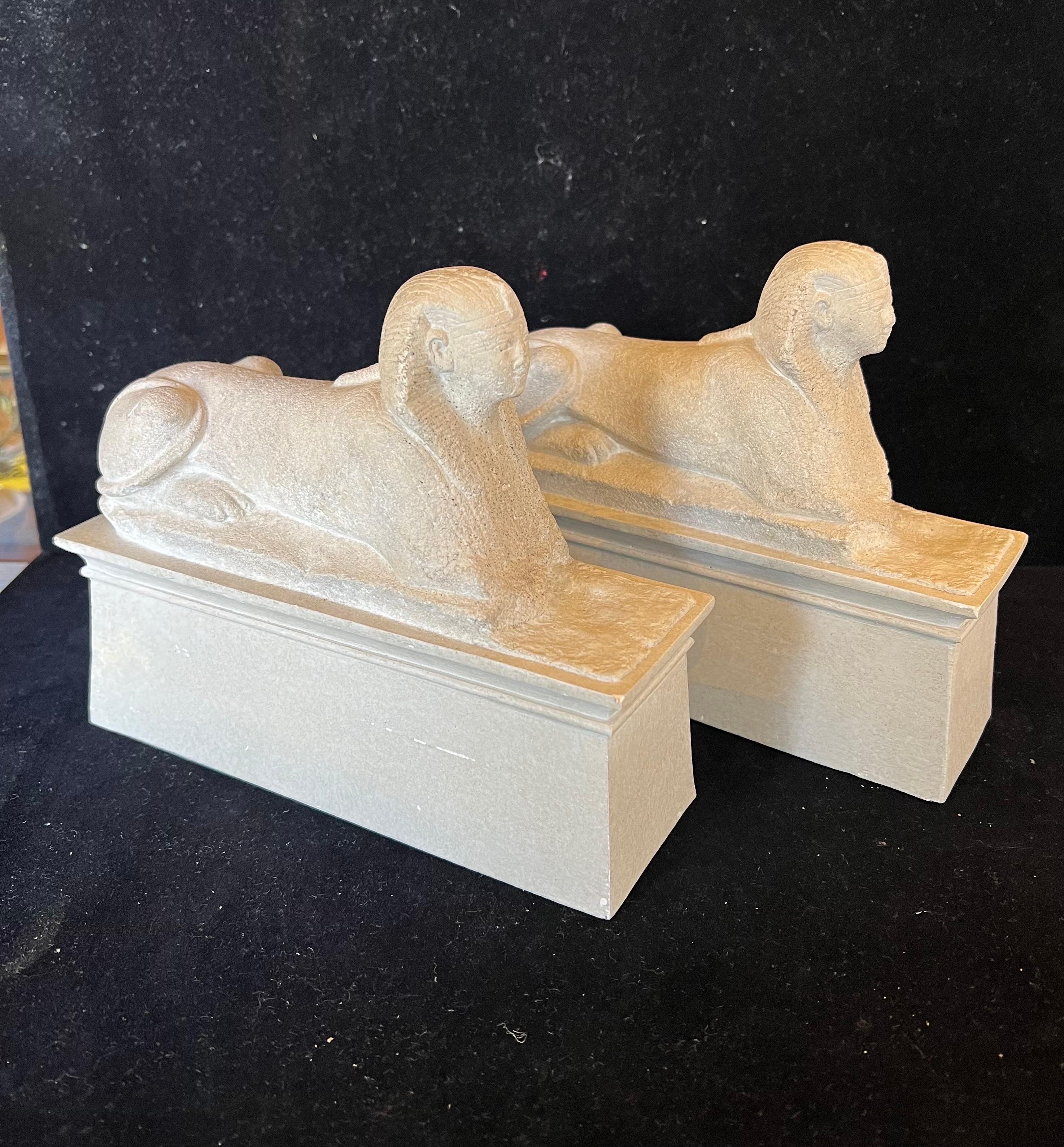 Neoklassizistische Sphynx-Buchstützen aus Keramik, Paar (Ägyptisch) im Angebot