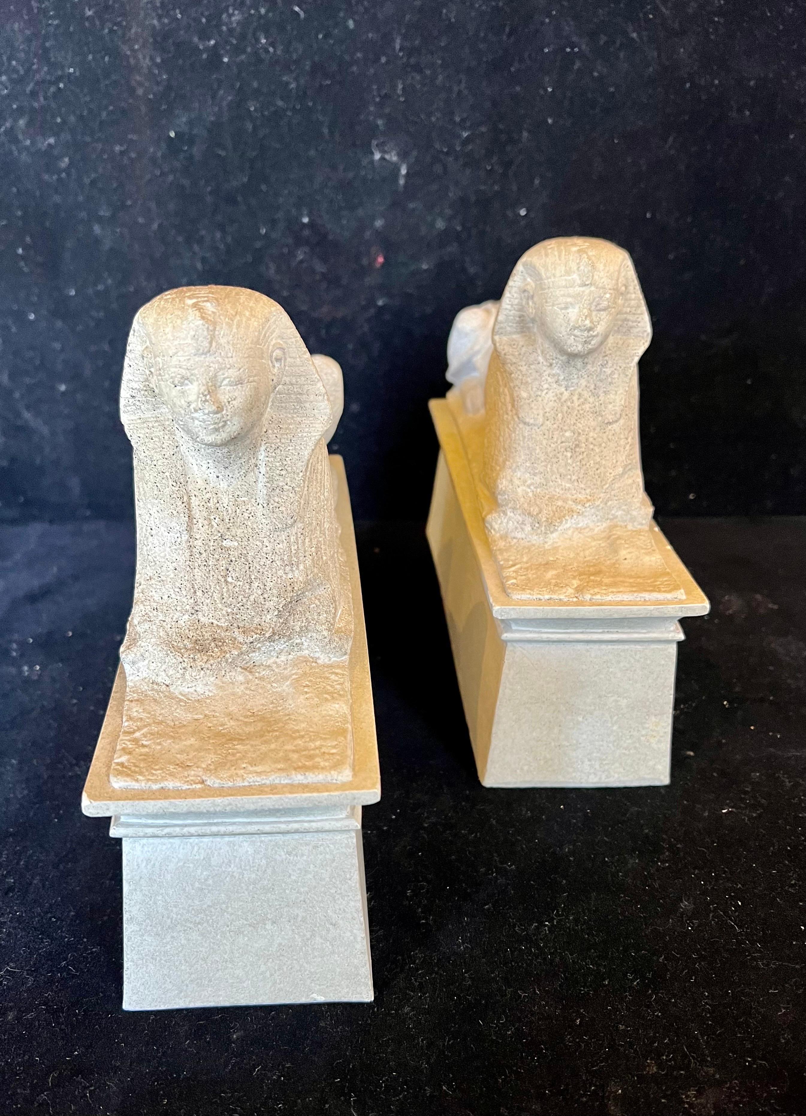 Neoklassizistische Sphynx-Buchstützen aus Keramik, Paar im Zustand „Gut“ im Angebot in San Diego, CA