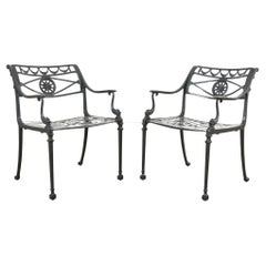 Paire de fauteuils de jardin néoclassiques à étoile et dauphin