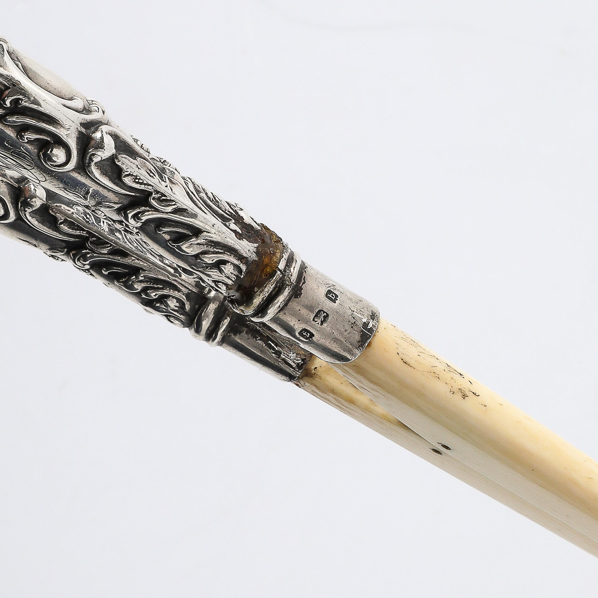 Coppia di pinze neoclassiche in argento e osso in vendita 5