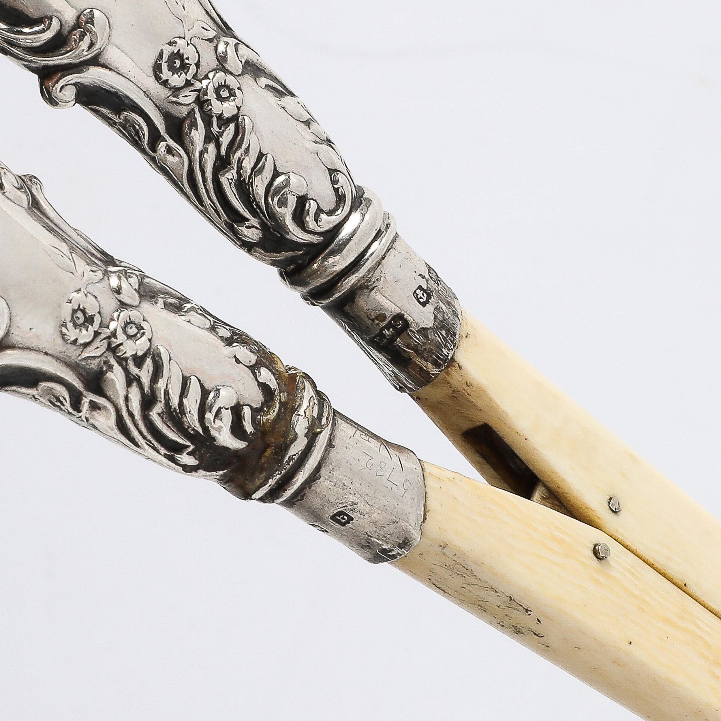 Coppia di pinze neoclassiche in argento e osso in vendita 6