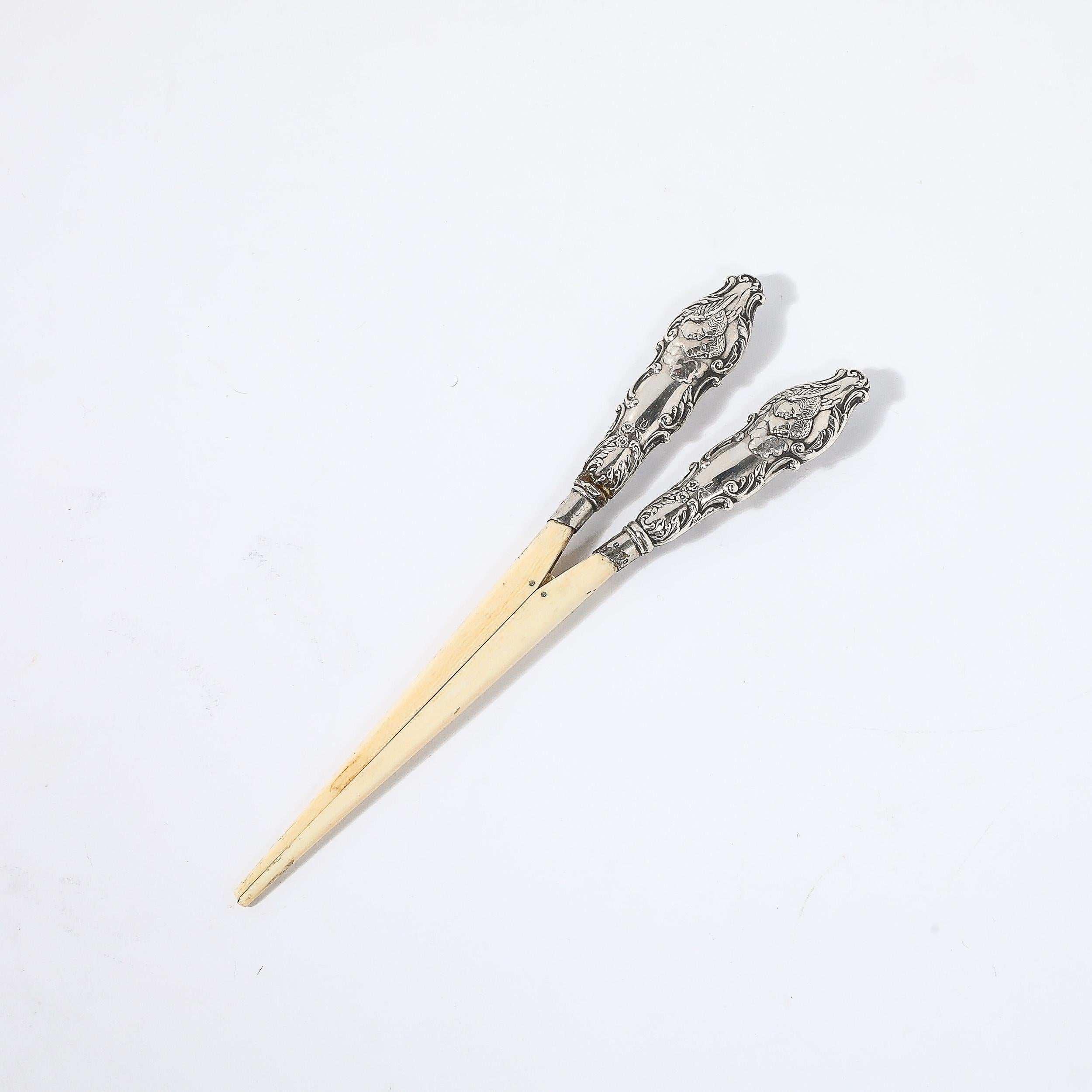 Questa coppia di pinze neoclassiche in argento e osso, unica e molto decorata, proviene dagli Stati Uniti e risale al 1890 circa. Sono dotati di un meccanismo a molla e sono realizzati in osso splendidamente intagliato con motivi scultorei e