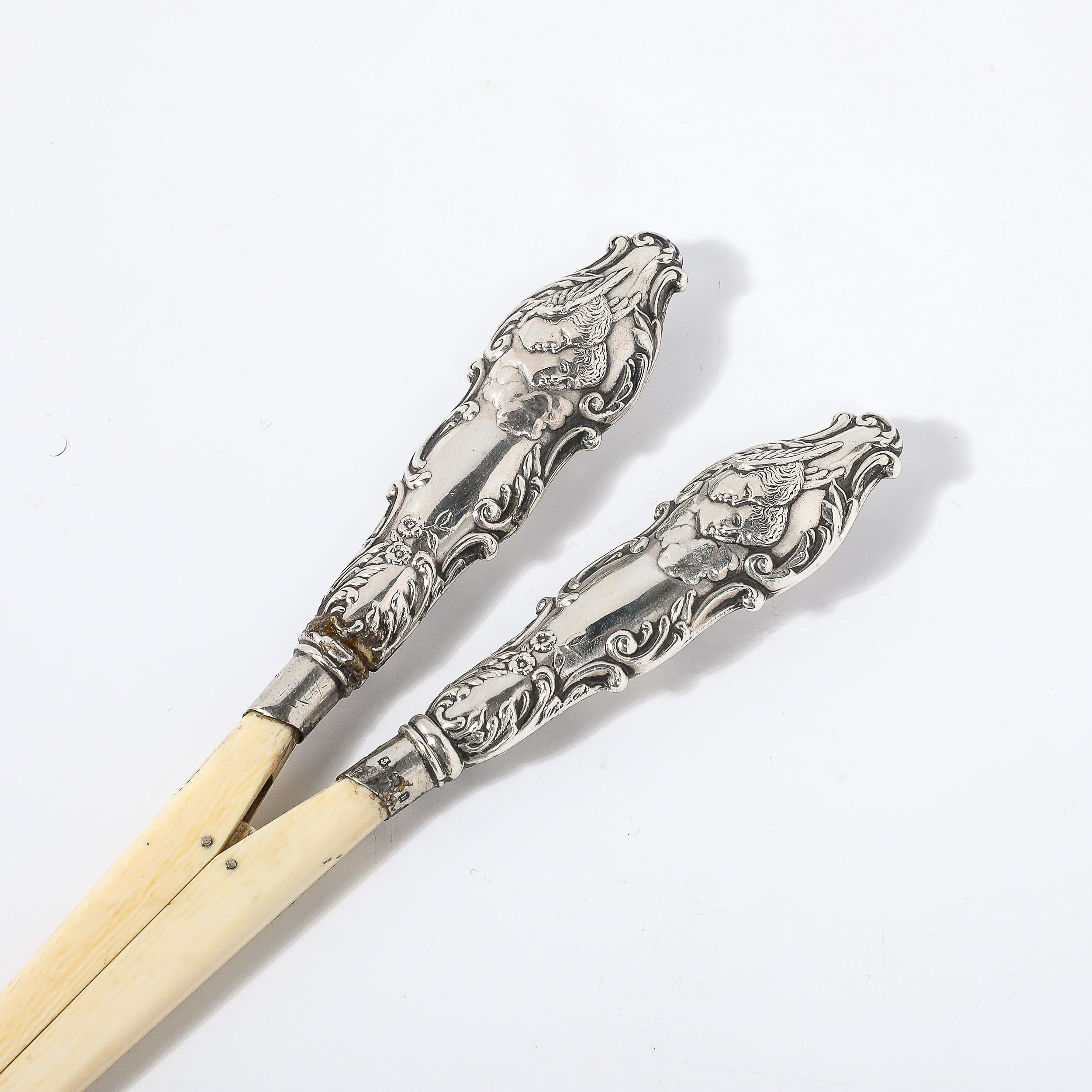 Neoclassico Coppia di pinze neoclassiche in argento e osso in vendita