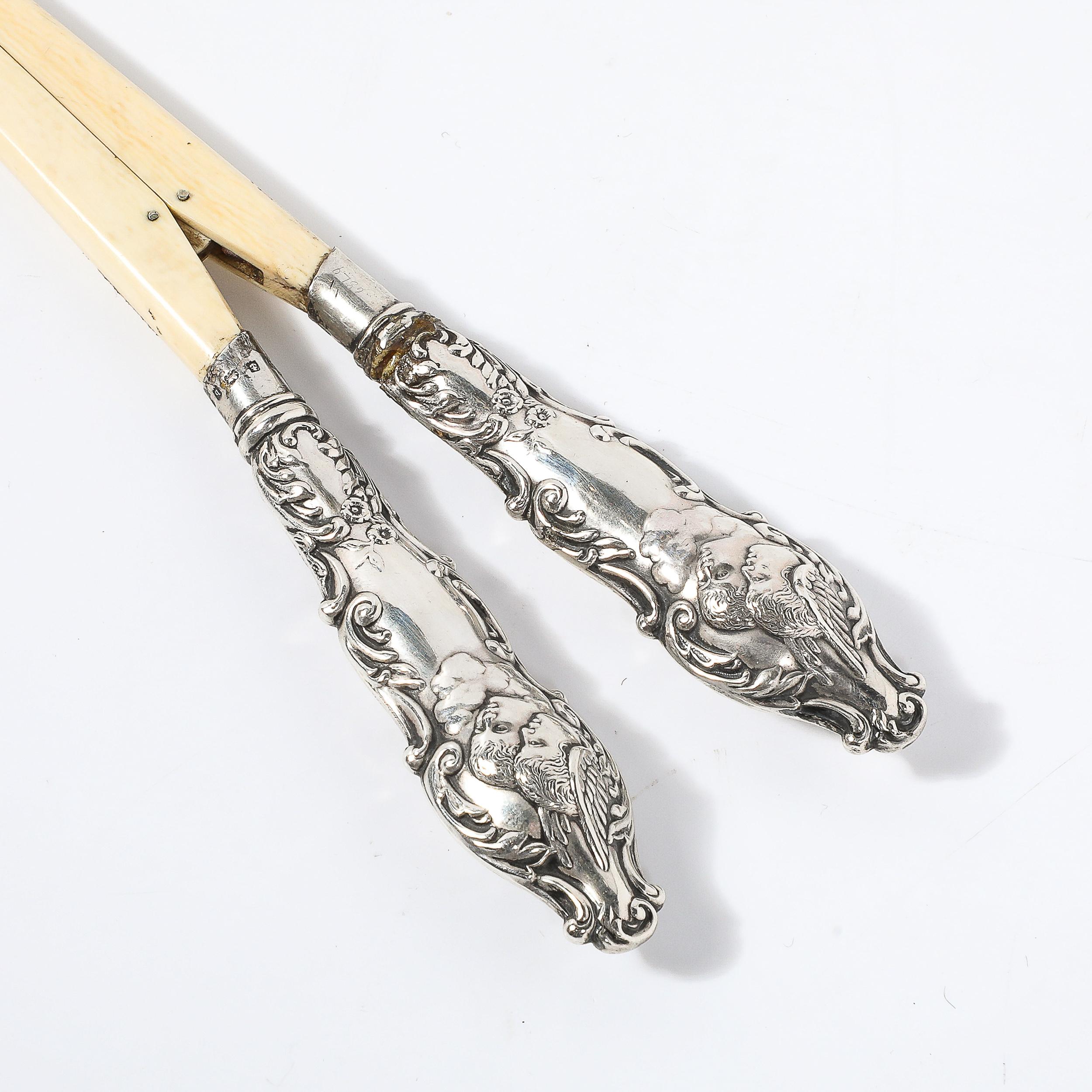Coppia di pinze neoclassiche in argento e osso in vendita 1