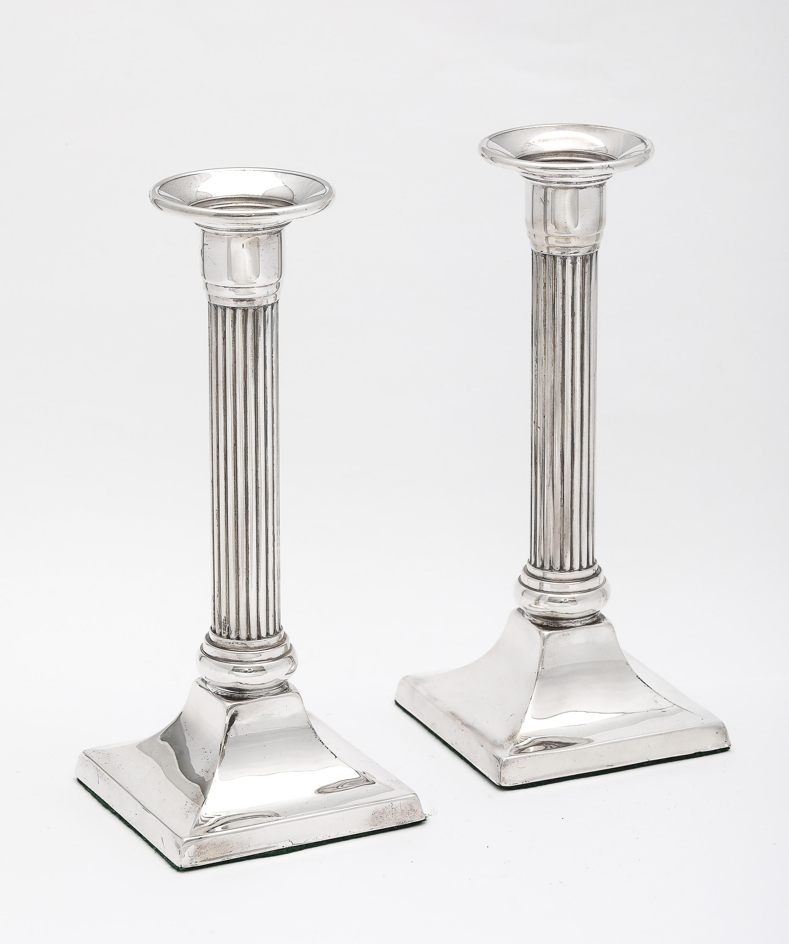 Pareja de candelabros neoclásicos de columna de plata de ley en venta 3