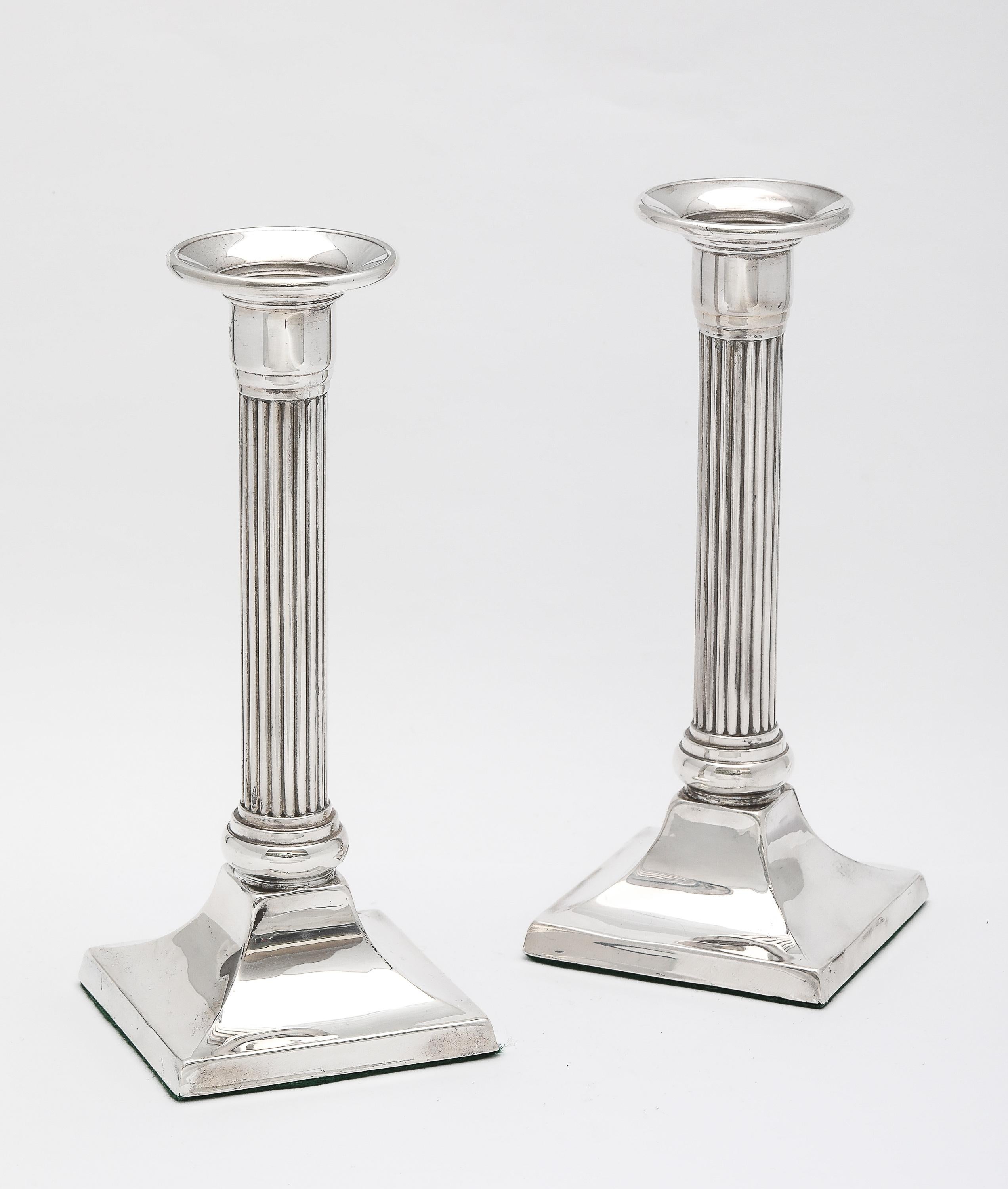 Pareja de candelabros neoclásicos de columna de plata de ley en venta 4