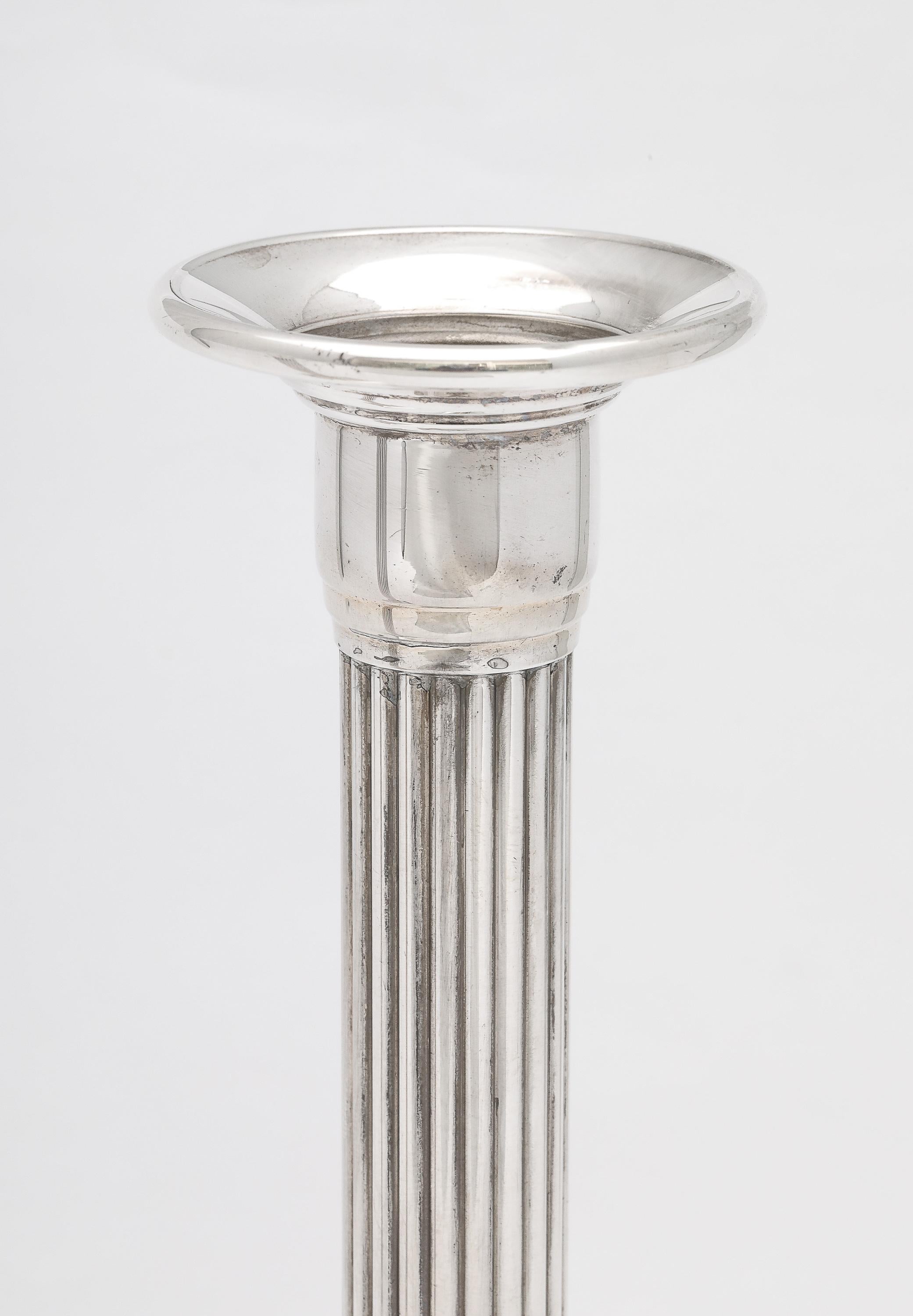 Pareja de candelabros neoclásicos de columna de plata de ley en venta 5