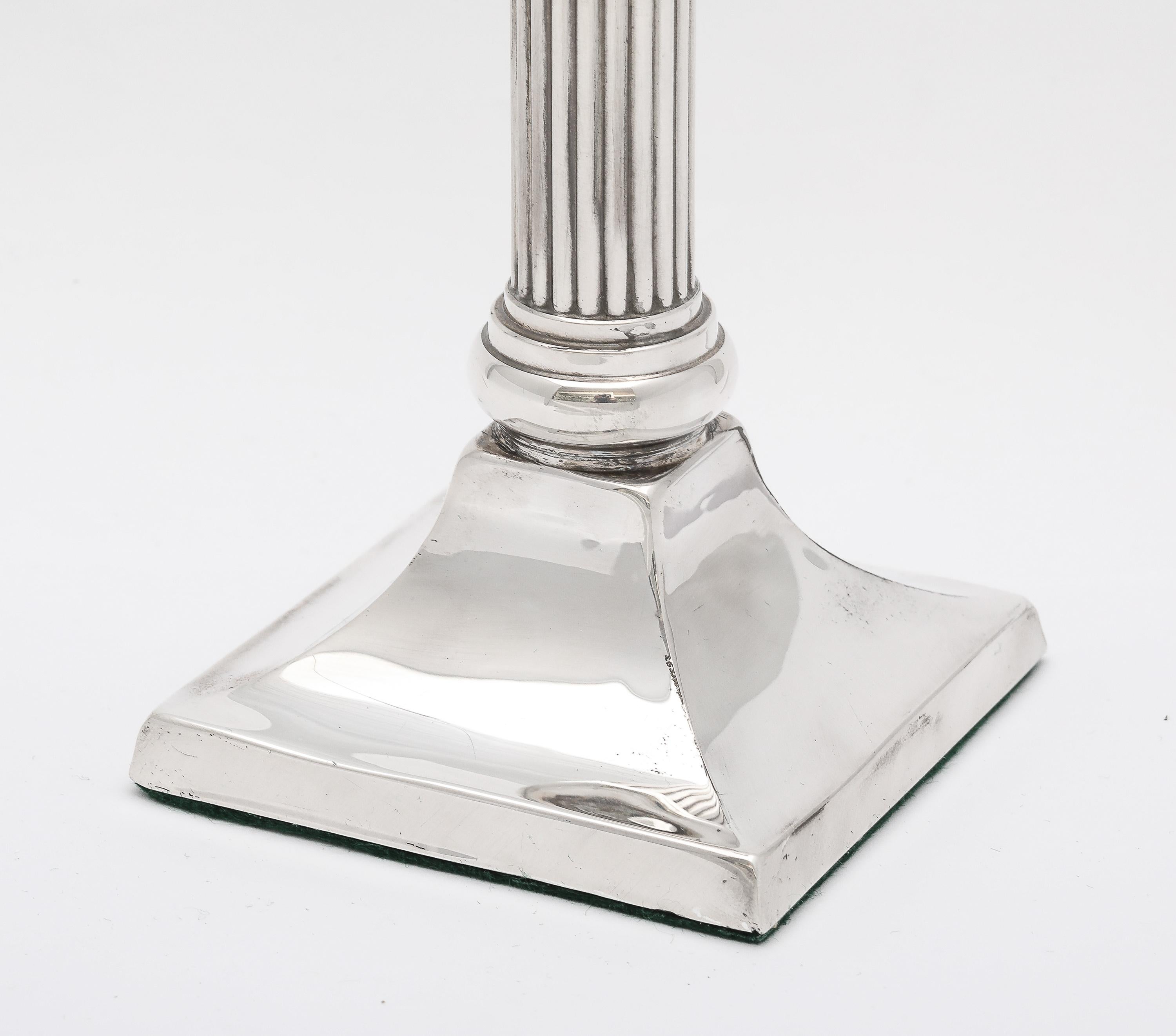 Pareja de candelabros neoclásicos de columna de plata de ley en venta 6