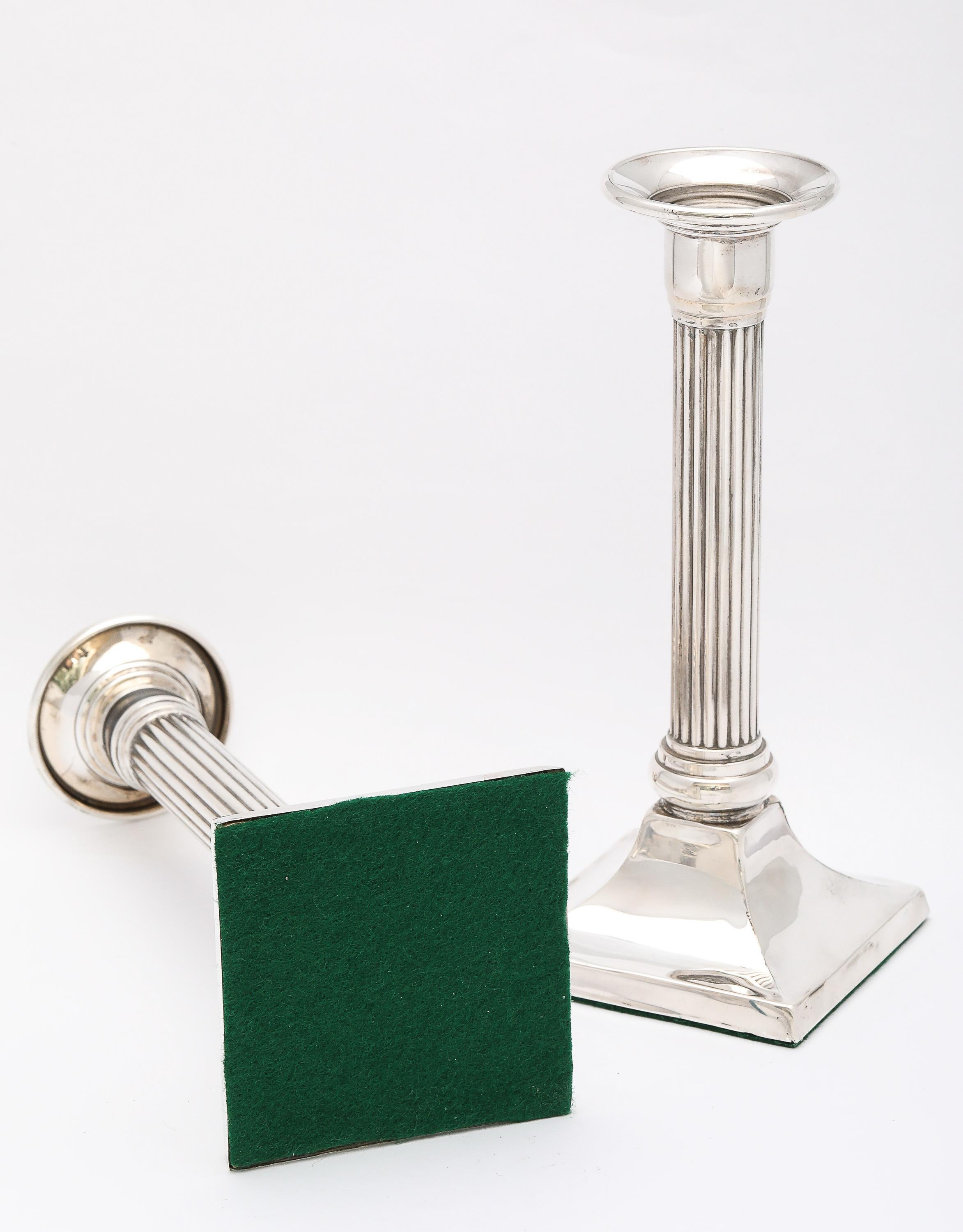 Pareja de candelabros neoclásicos de columna de plata de ley en venta 7