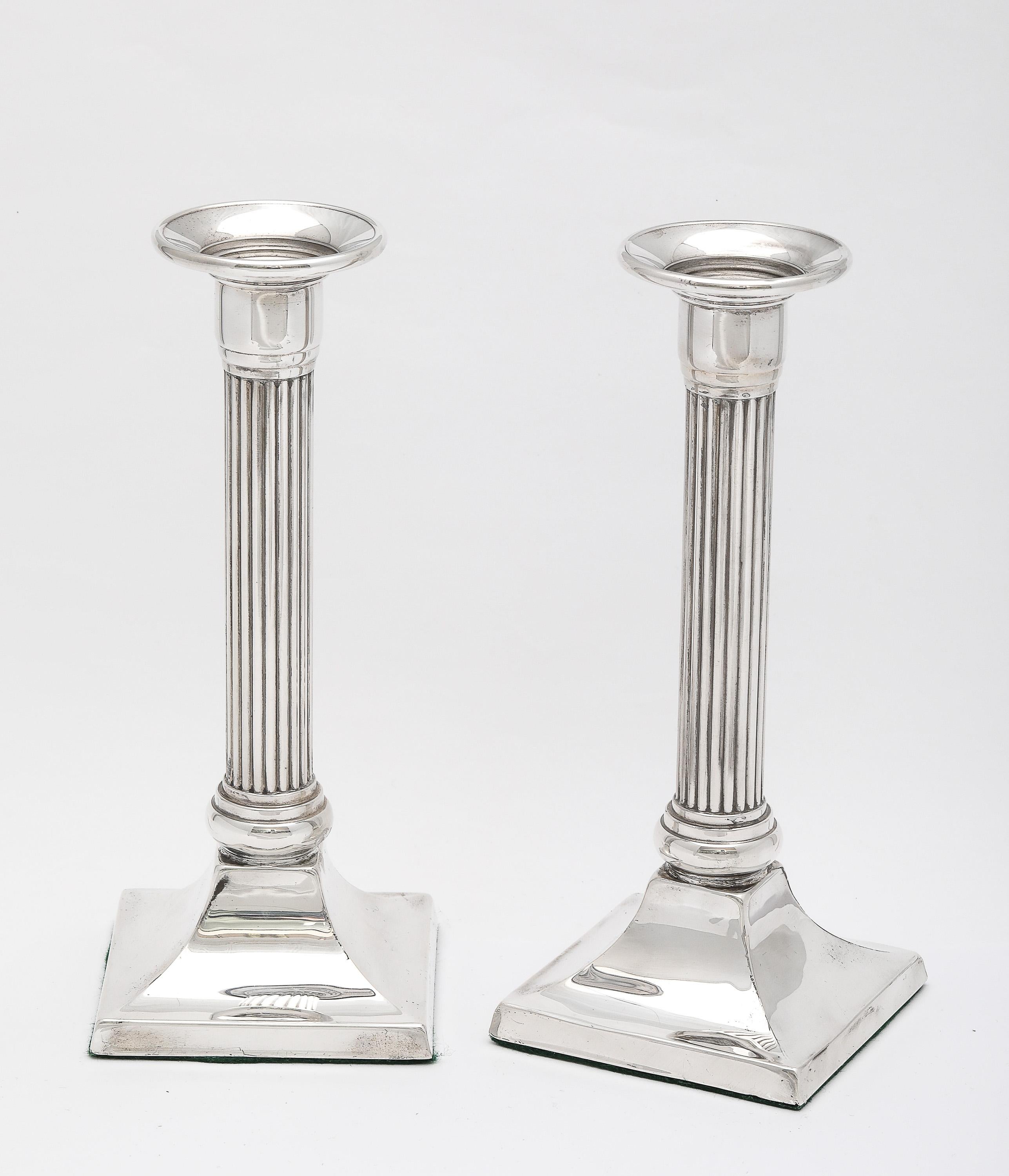 Pareja de candelabros neoclásicos de columna de plata de ley Neoclásico en venta