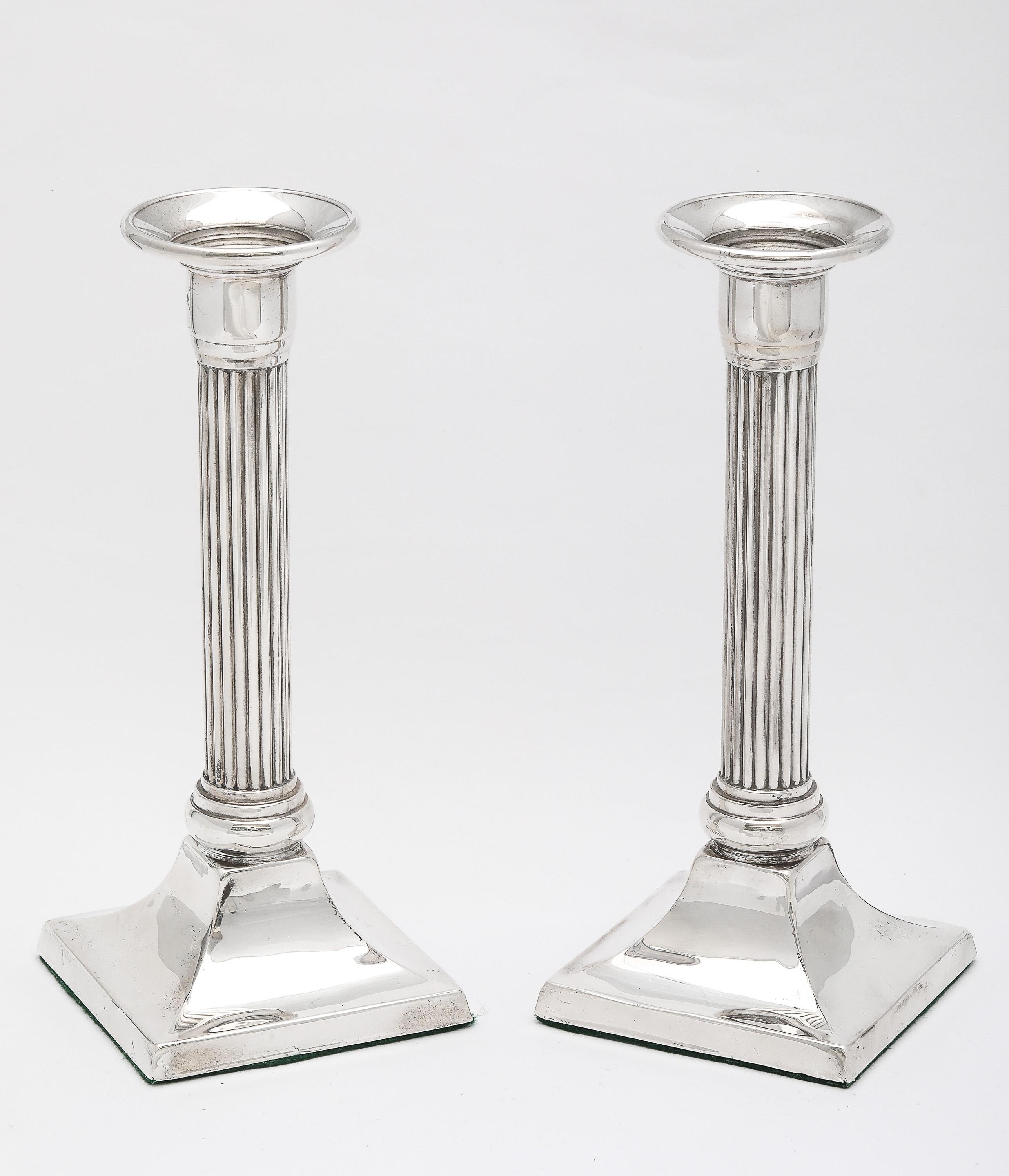 Pareja de candelabros neoclásicos de columna de plata de ley Estadounidense en venta