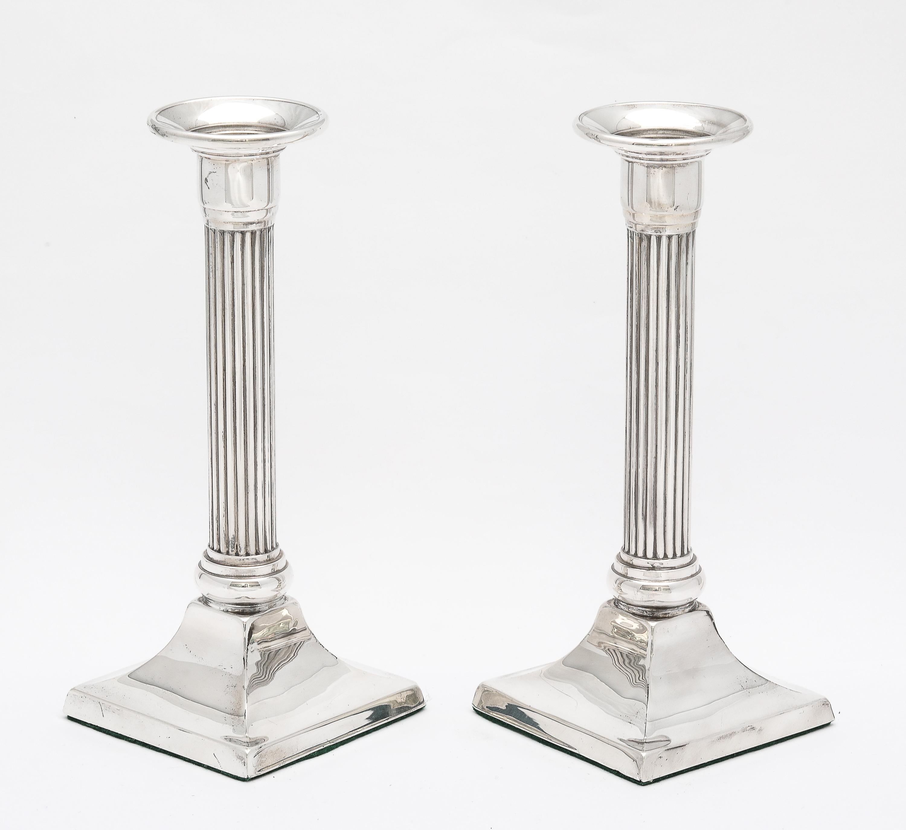 Pareja de candelabros neoclásicos de columna de plata de ley mediados del siglo XX en venta