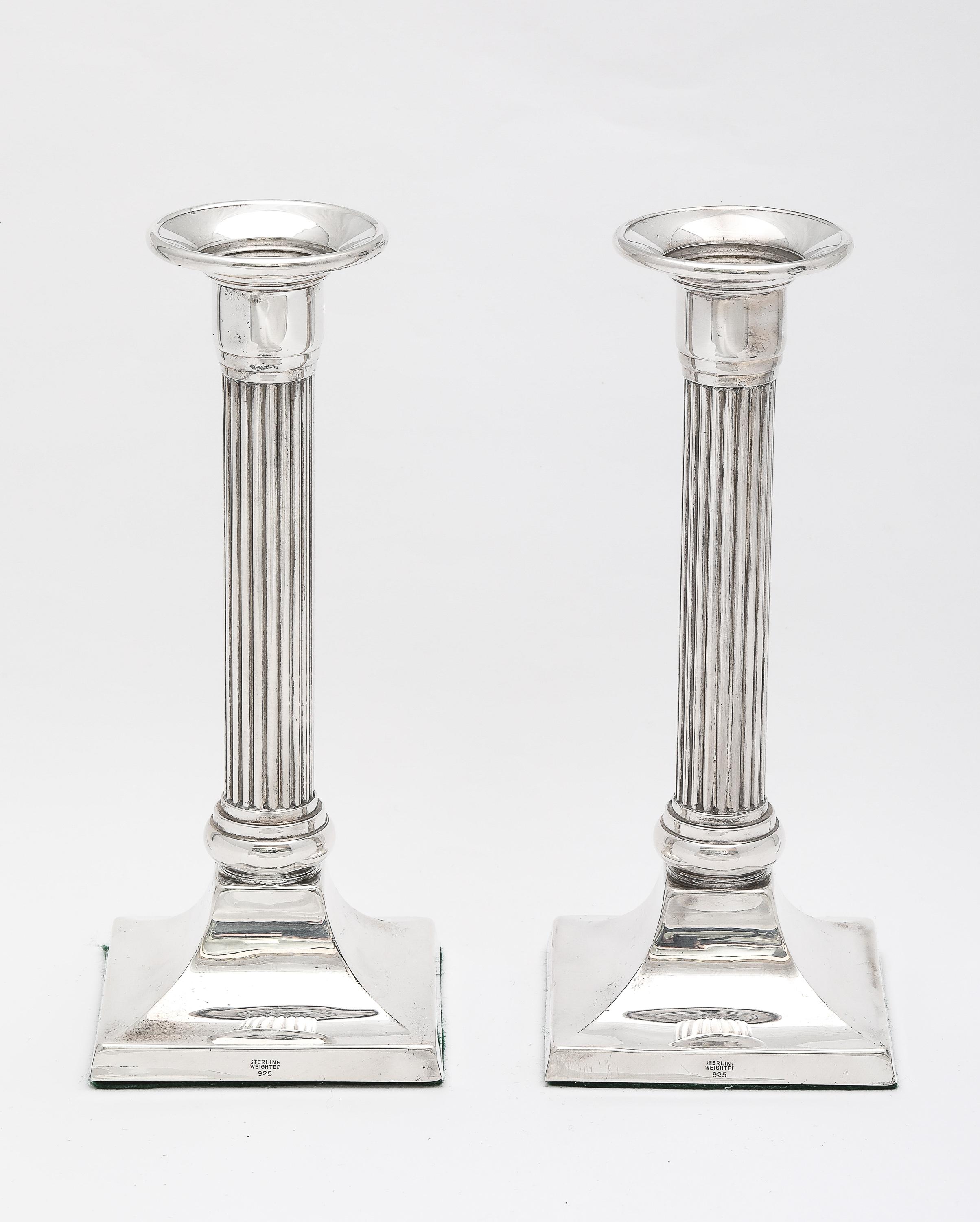 Pareja de candelabros neoclásicos de columna de plata de ley Plata esterlina en venta
