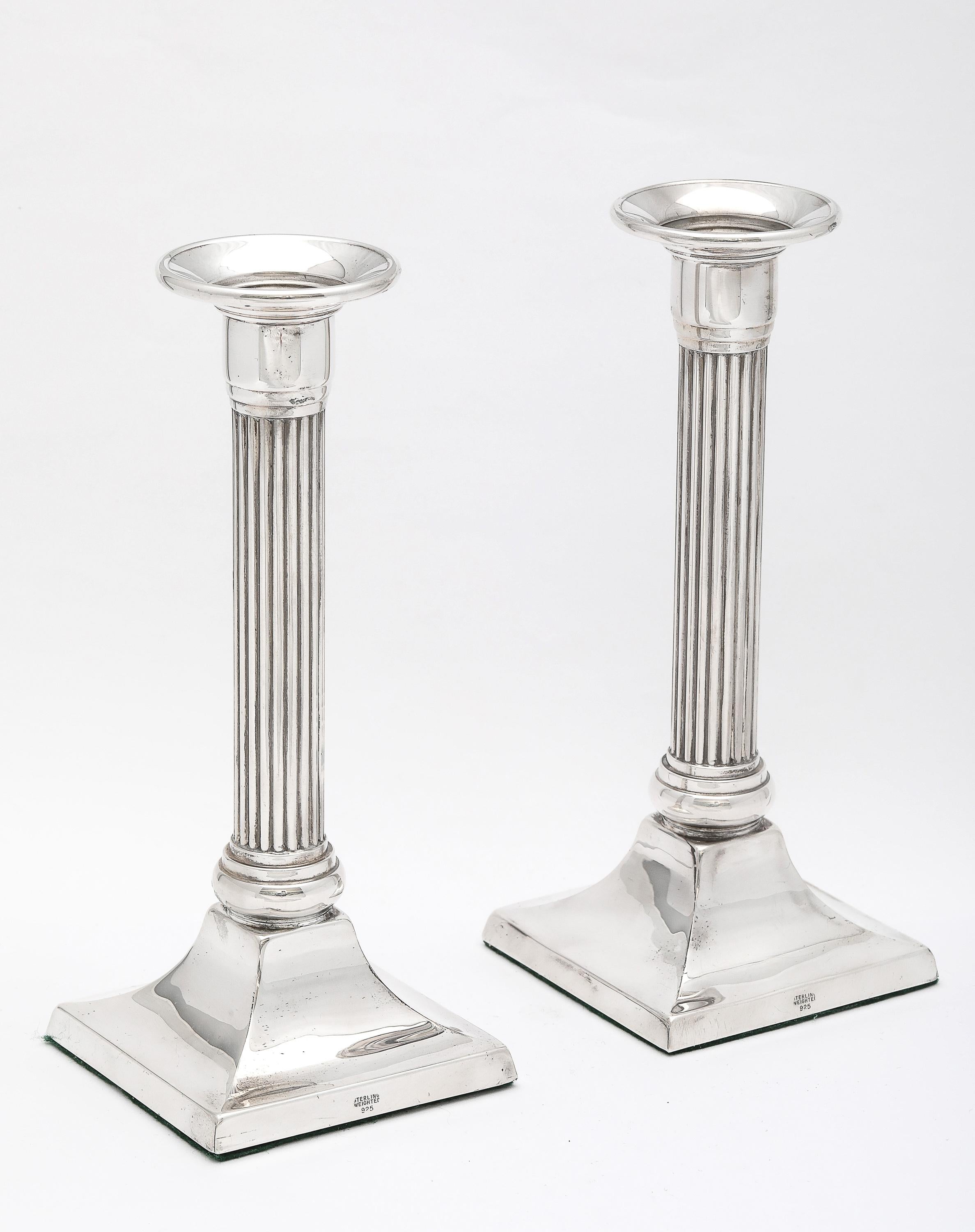 Pareja de candelabros neoclásicos de columna de plata de ley en venta 1
