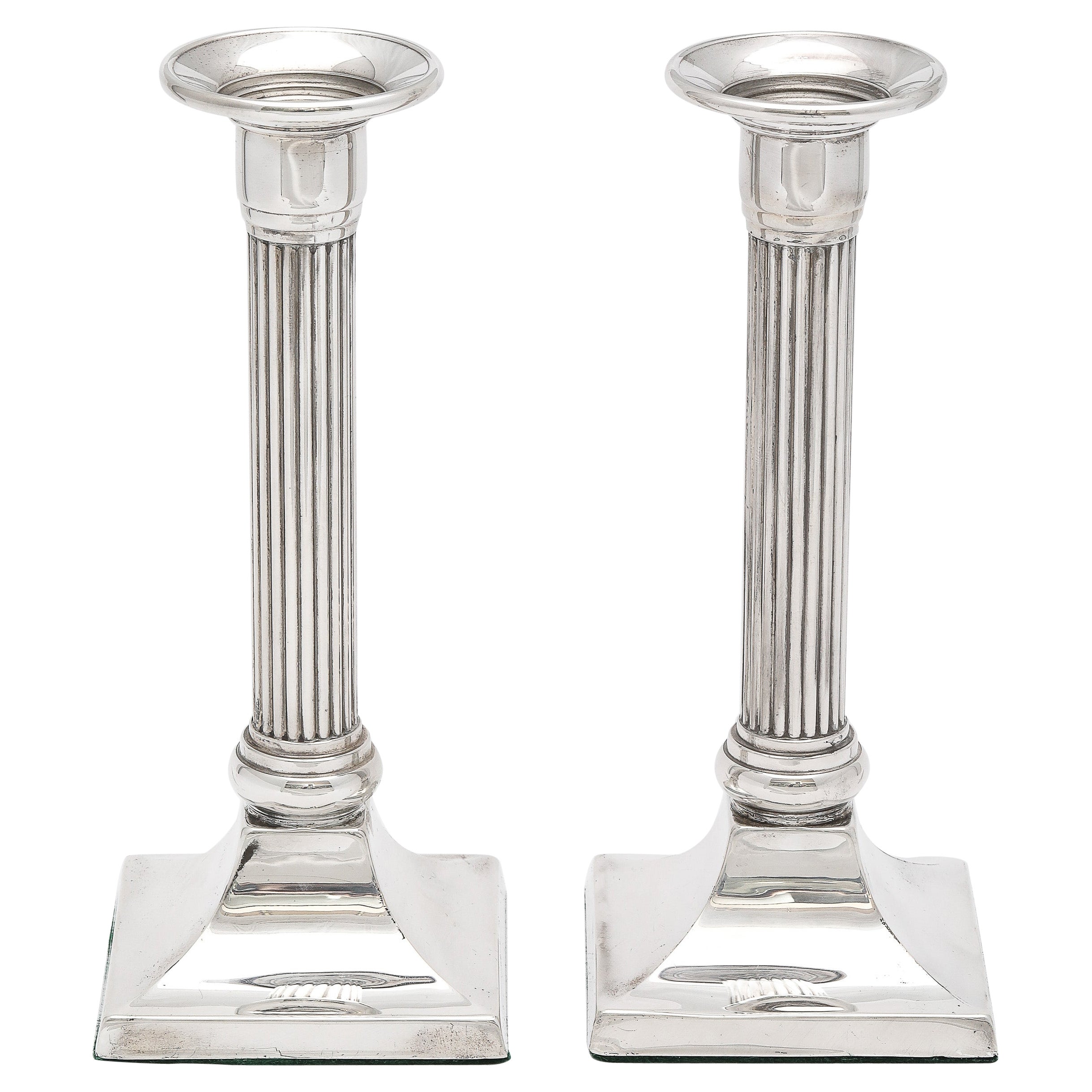 Pareja de candelabros neoclásicos de columna de plata de ley