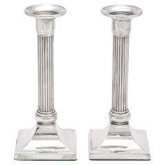 Pareja de candelabros neoclásicos de columna de plata de ley