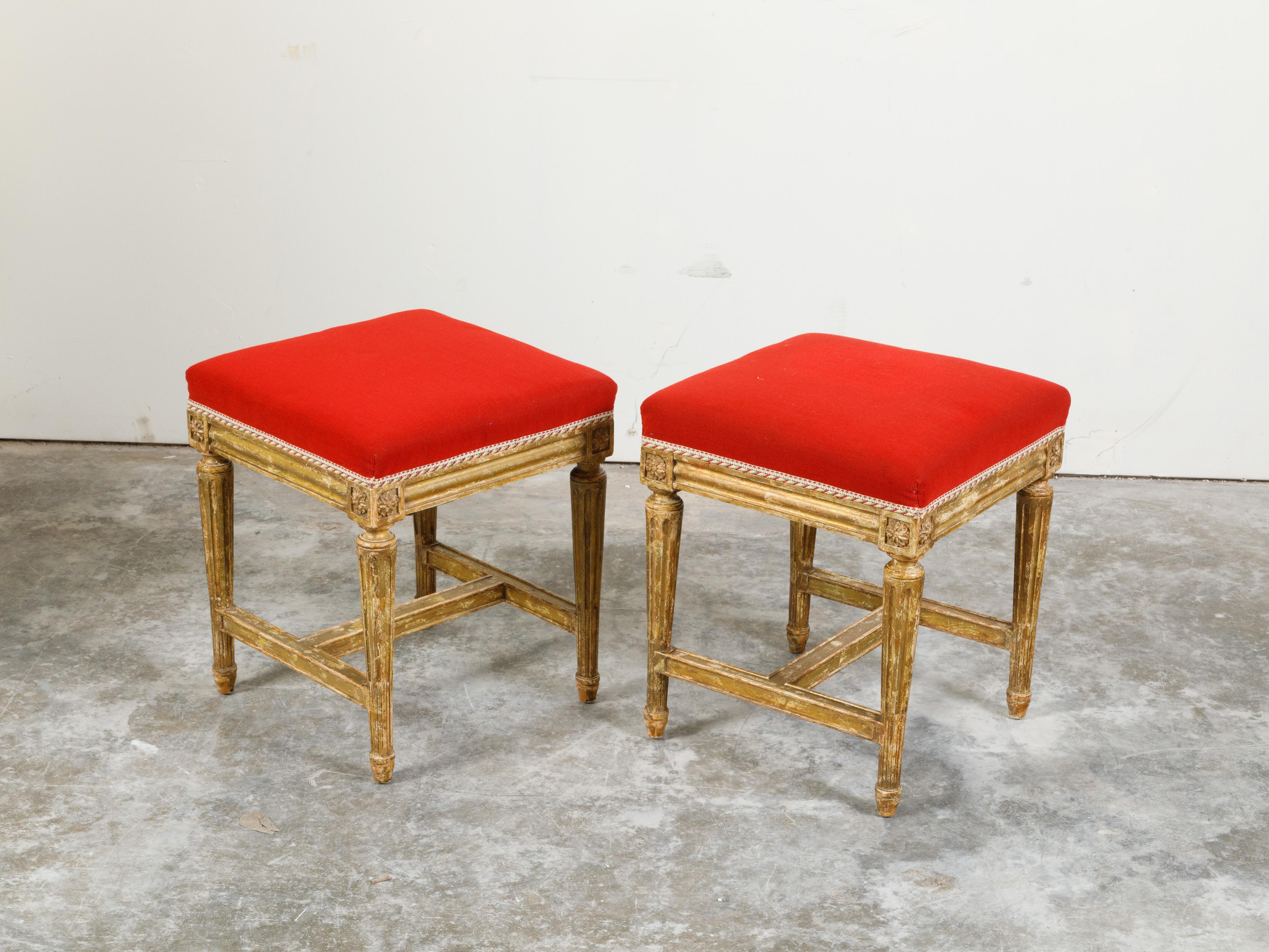 Pareja de taburetes pintados de estilo neoclásico del siglo XIX con tapicería roja en venta 1