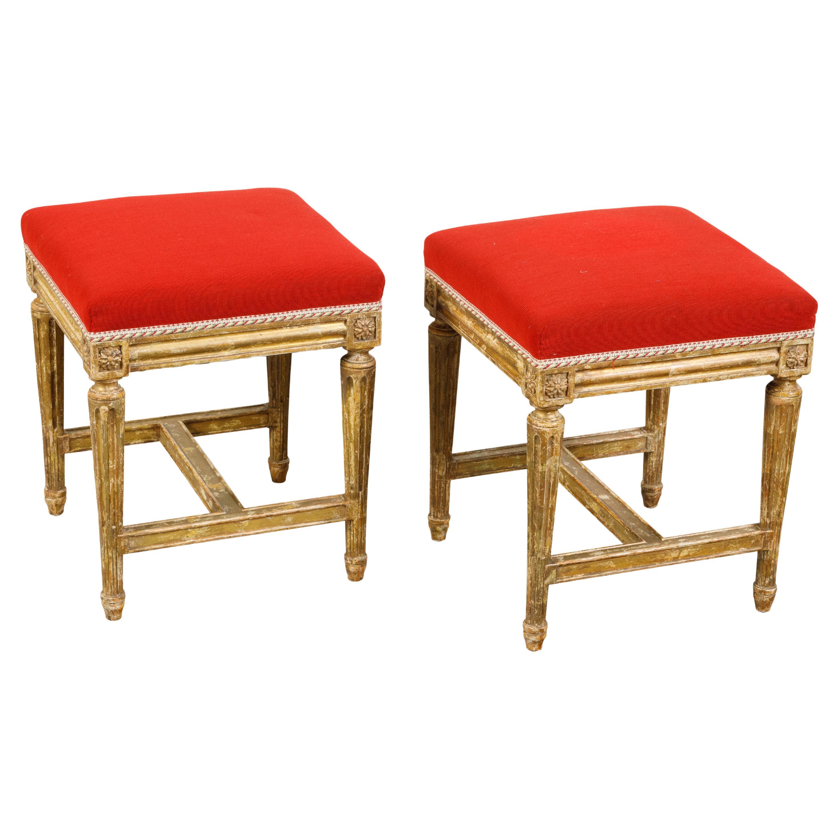 Paire de tabourets peints de style néoclassique du 19ème siècle avec tapisserie rouge