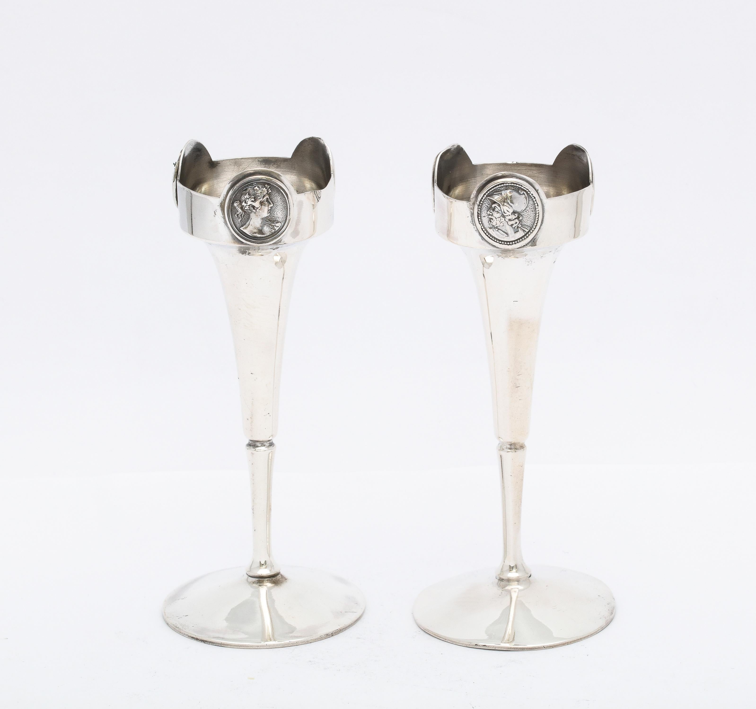Pair of Neoclassical Style American Coin Silver Medallion Bud Vases By Gorham In Good Condition In New York, NY