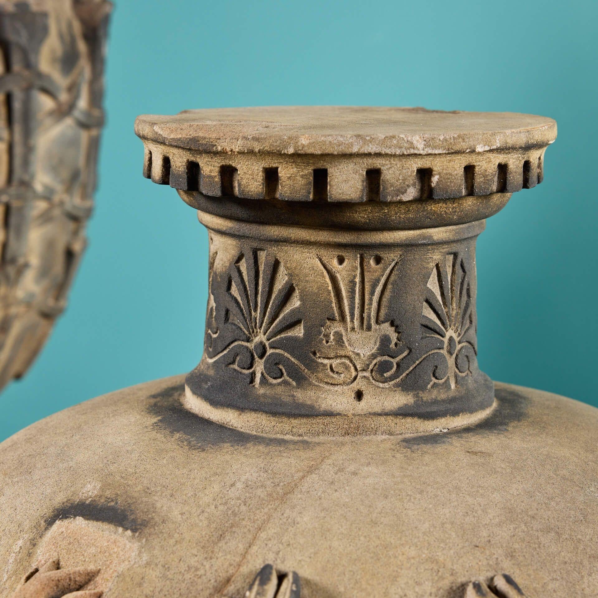 Néoclassique Paire d'urnes de jardin de style néoclassique en grès ancien en vente