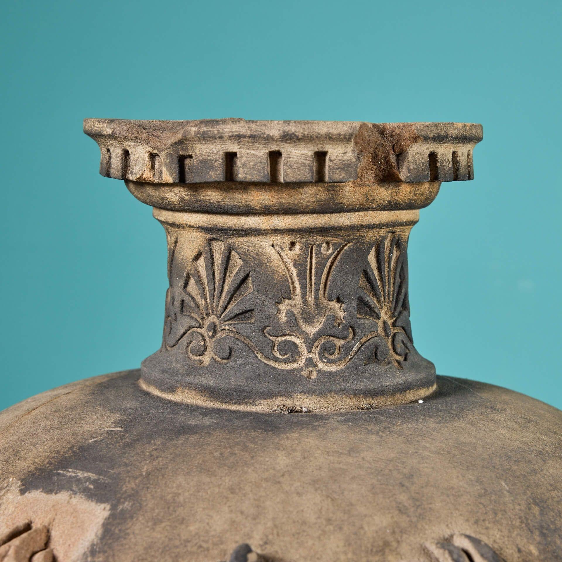 XVIIIe siècle Paire d'urnes de jardin de style néoclassique en grès ancien en vente