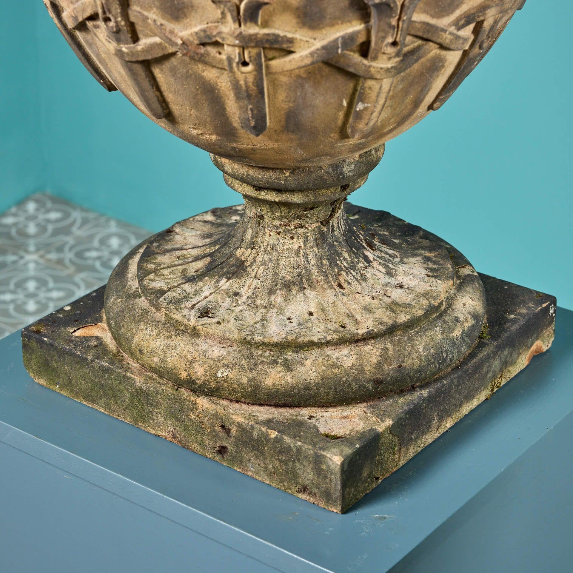 Paire d'urnes de jardin de style néoclassique en grès ancien en vente 1