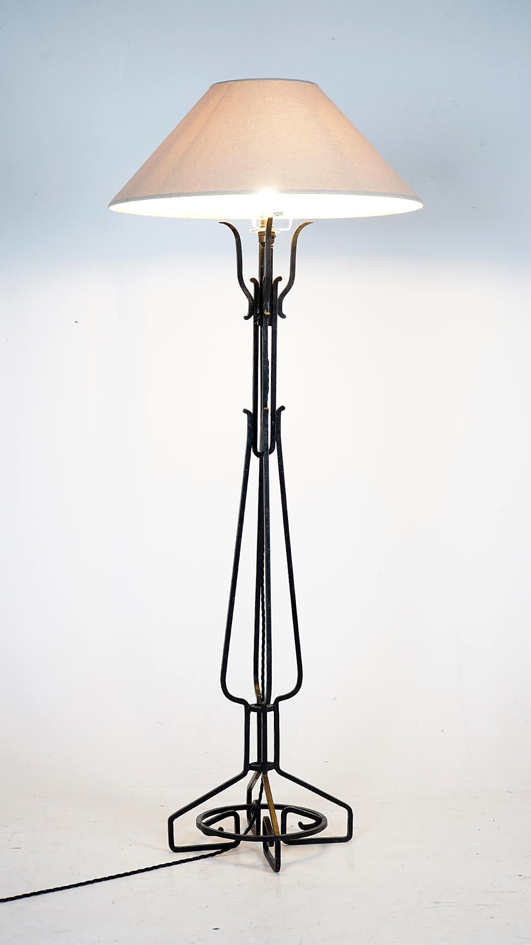Paar Stehlampen aus schwarzem Eisen im neoklassischen Stil 4