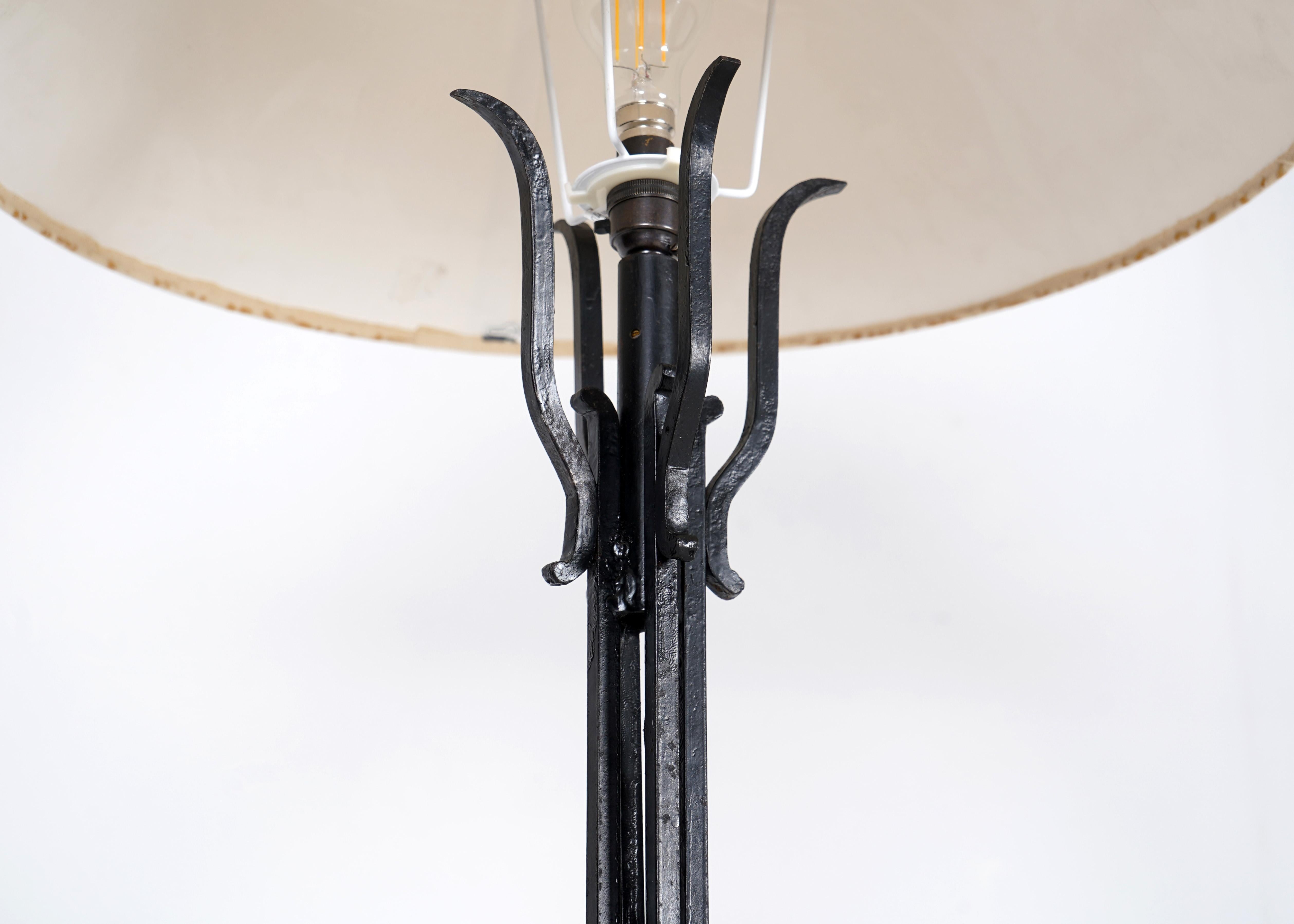 Paar Stehlampen aus schwarzem Eisen im neoklassischen Stil (20. Jahrhundert)