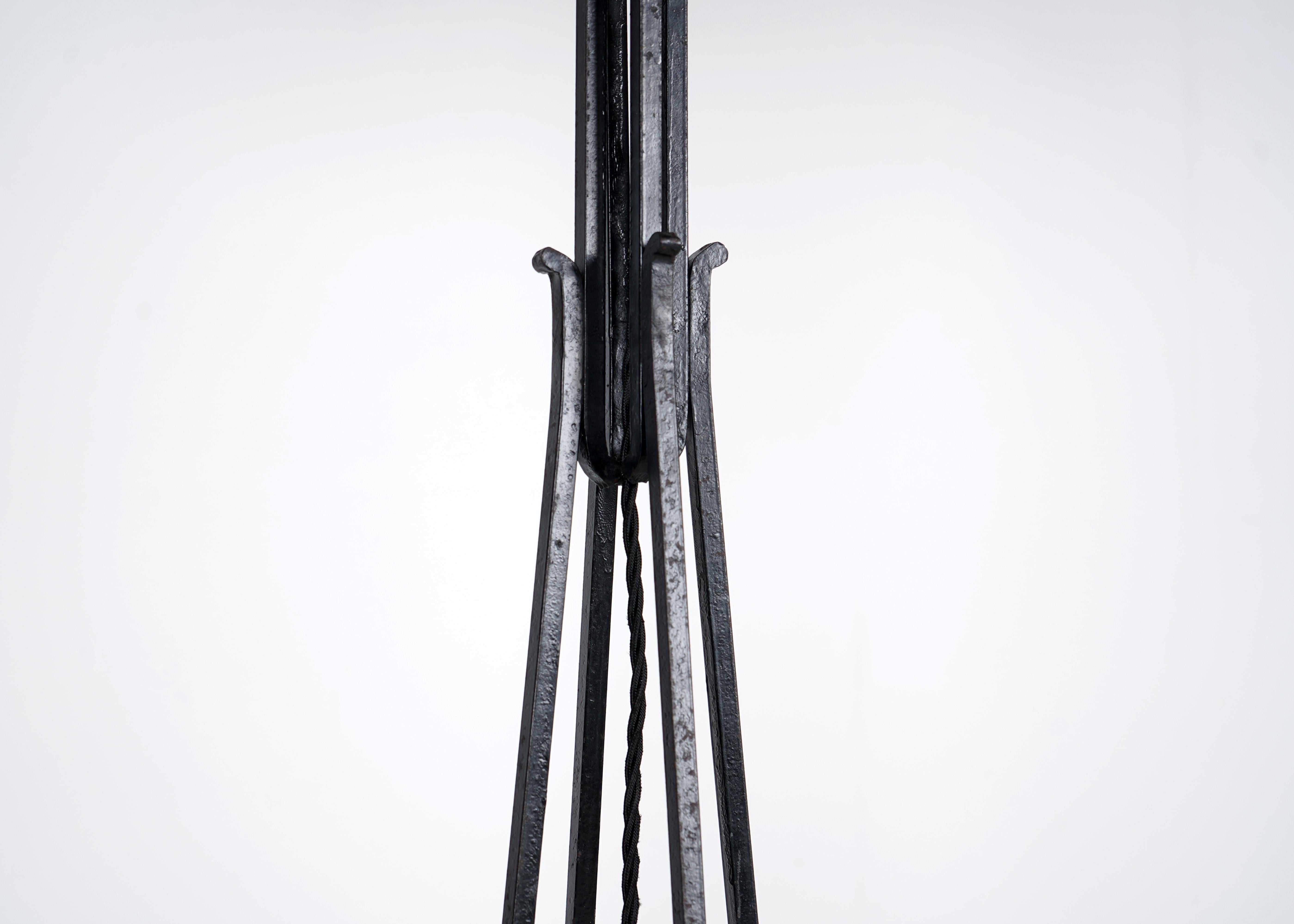 Paar Stehlampen aus schwarzem Eisen im neoklassischen Stil 1