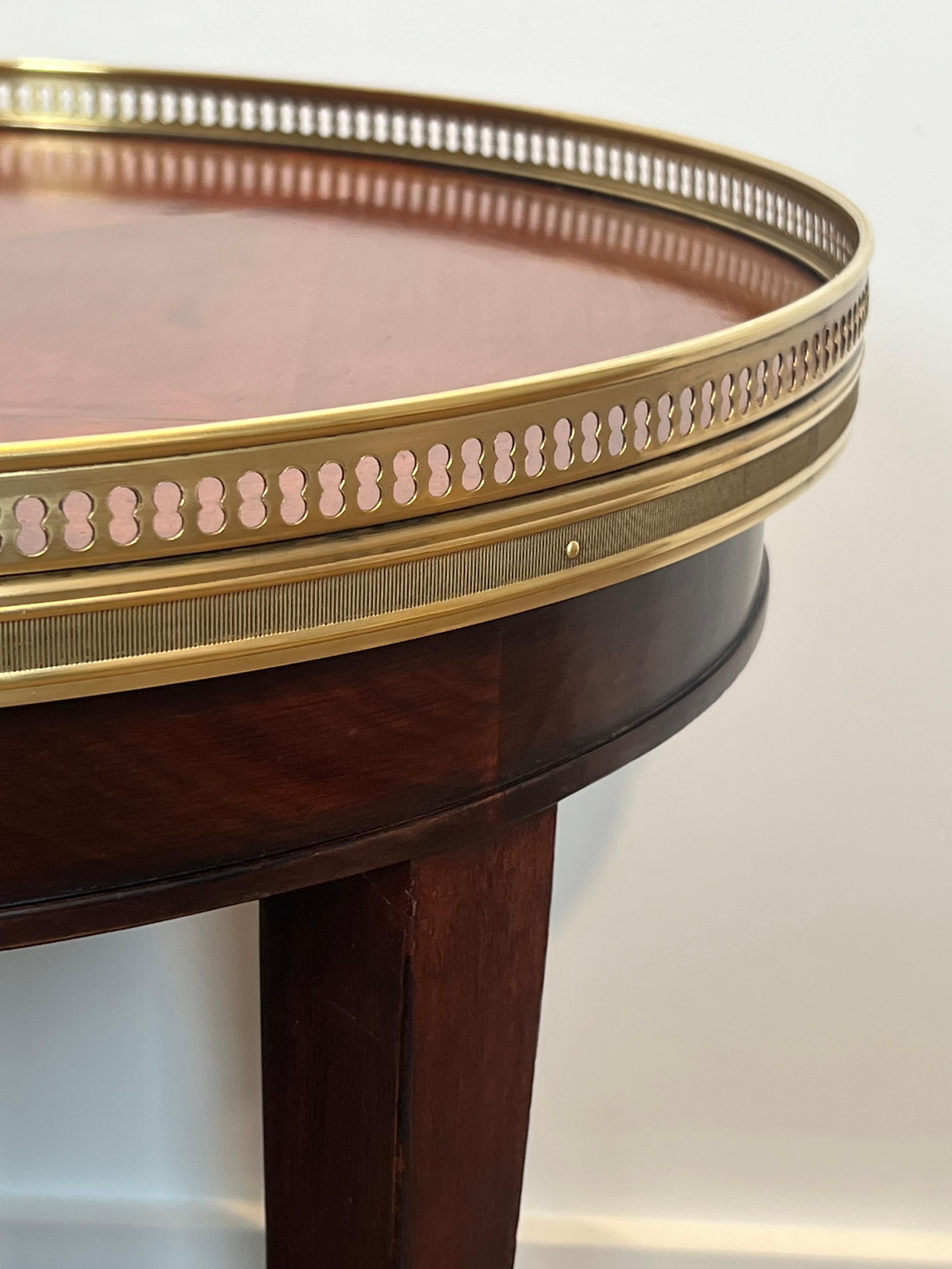 Pair of Neoclassical Style Bouillotte Tables, Wood and Brass Round Side Tables en vente 3