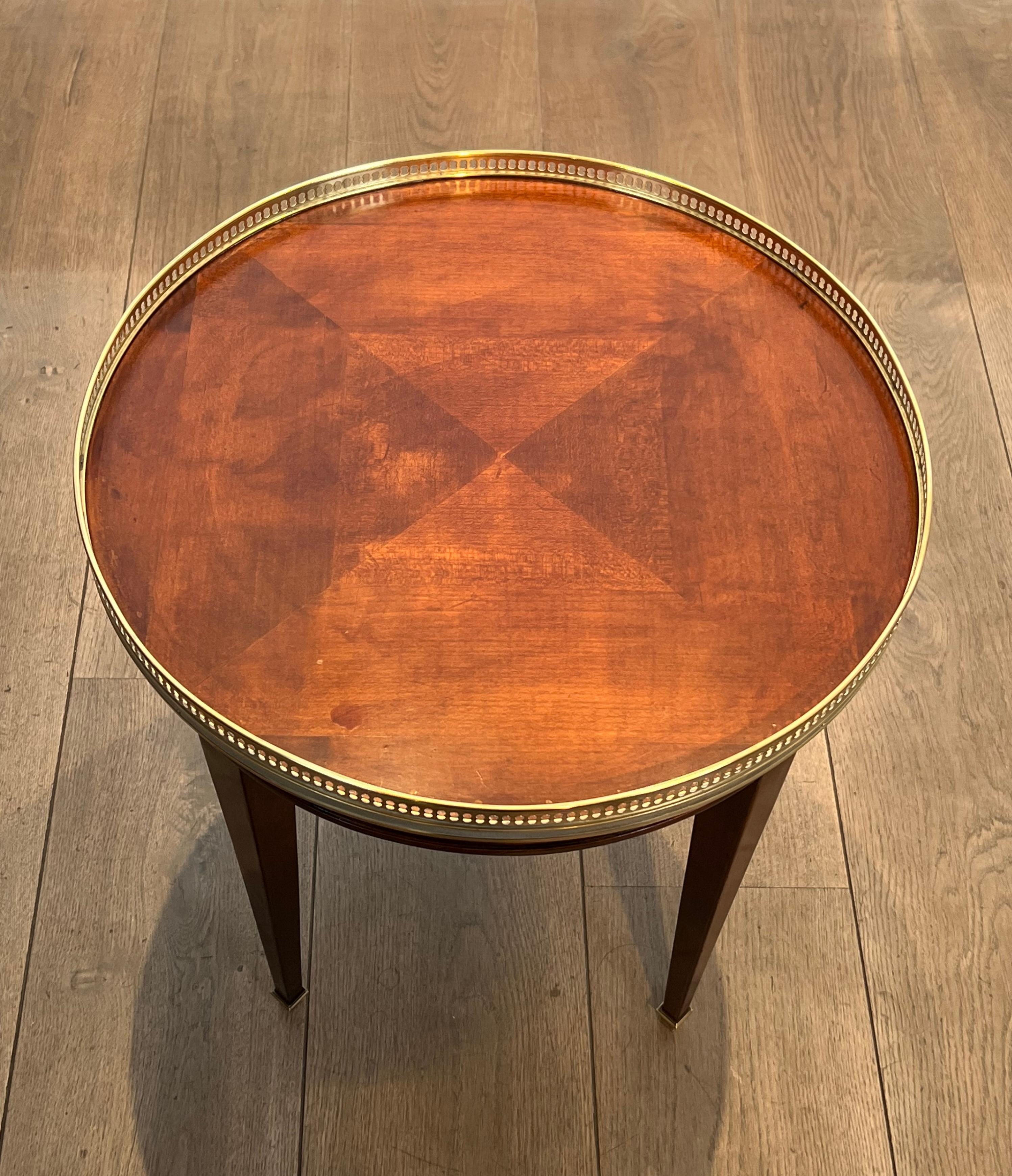 Milieu du XXe siècle Pair of Neoclassical Style Bouillotte Tables, Wood and Brass Round Side Tables en vente