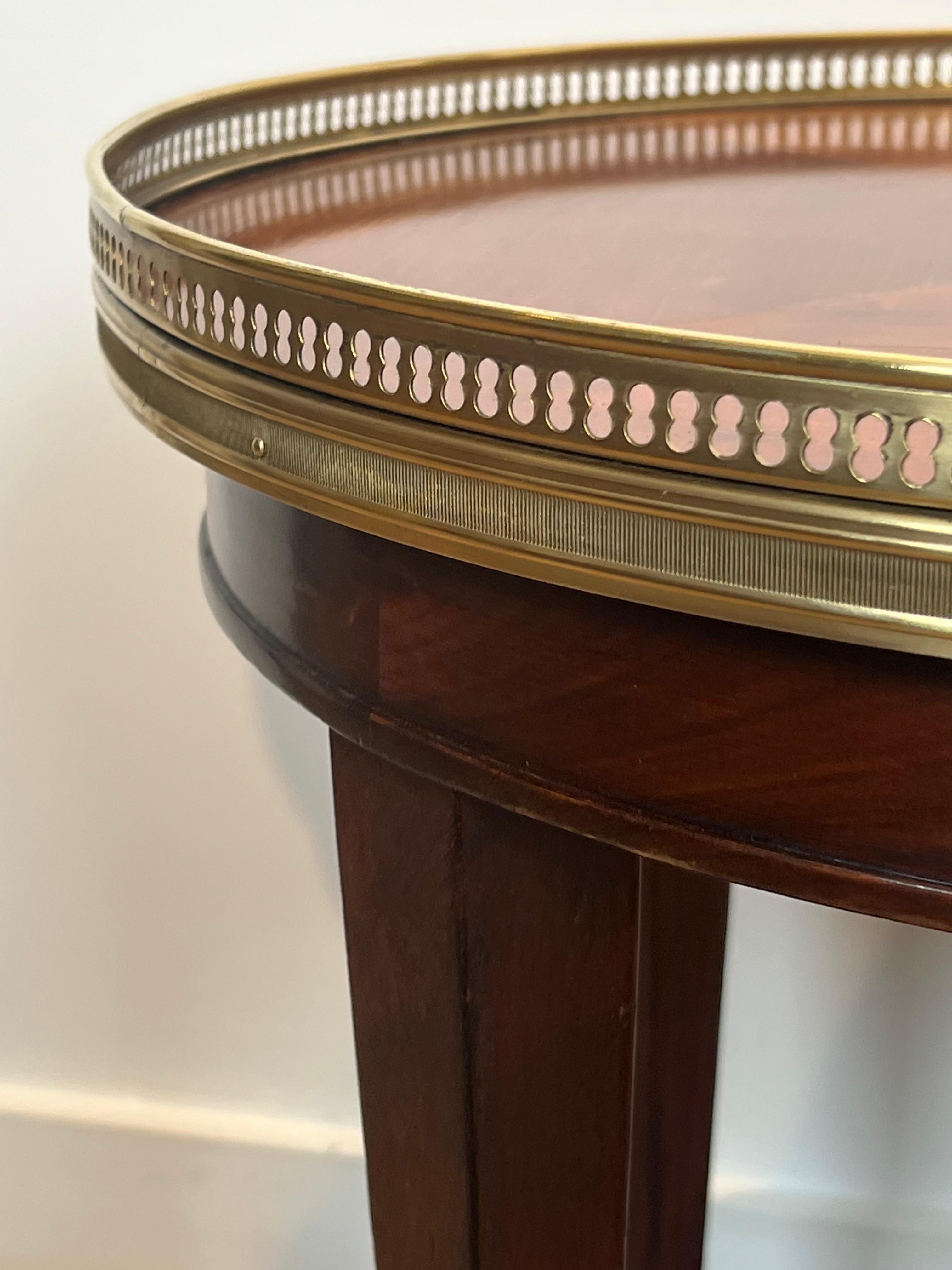 Bois Pair of Neoclassical Style Bouillotte Tables, Wood and Brass Round Side Tables en vente