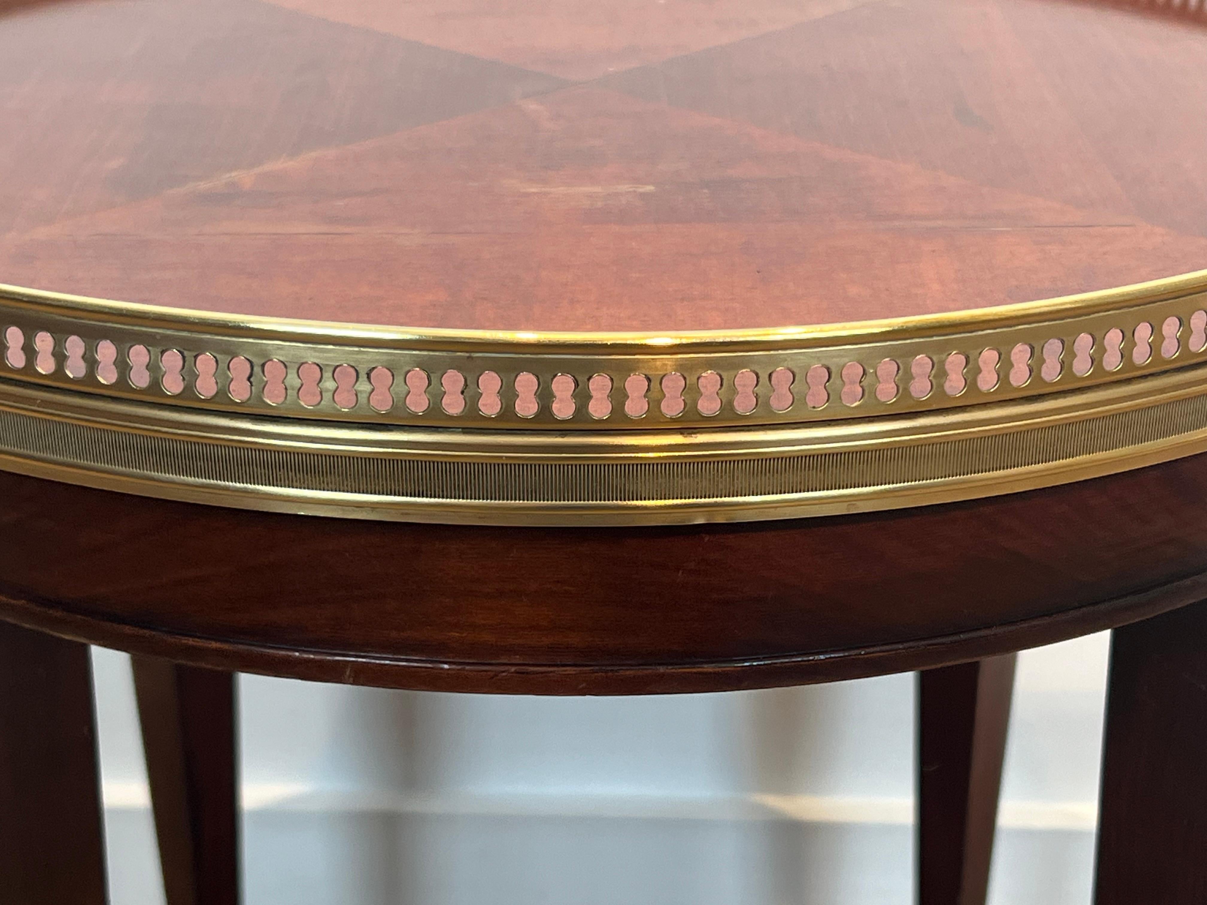 Pair of Neoclassical Style Bouillotte Tables, Wood and Brass Round Side Tables en vente 2