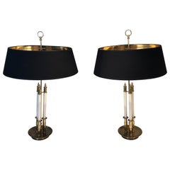 Paire de lampes de bureau de style néoclassique en laiton et laqué blanc