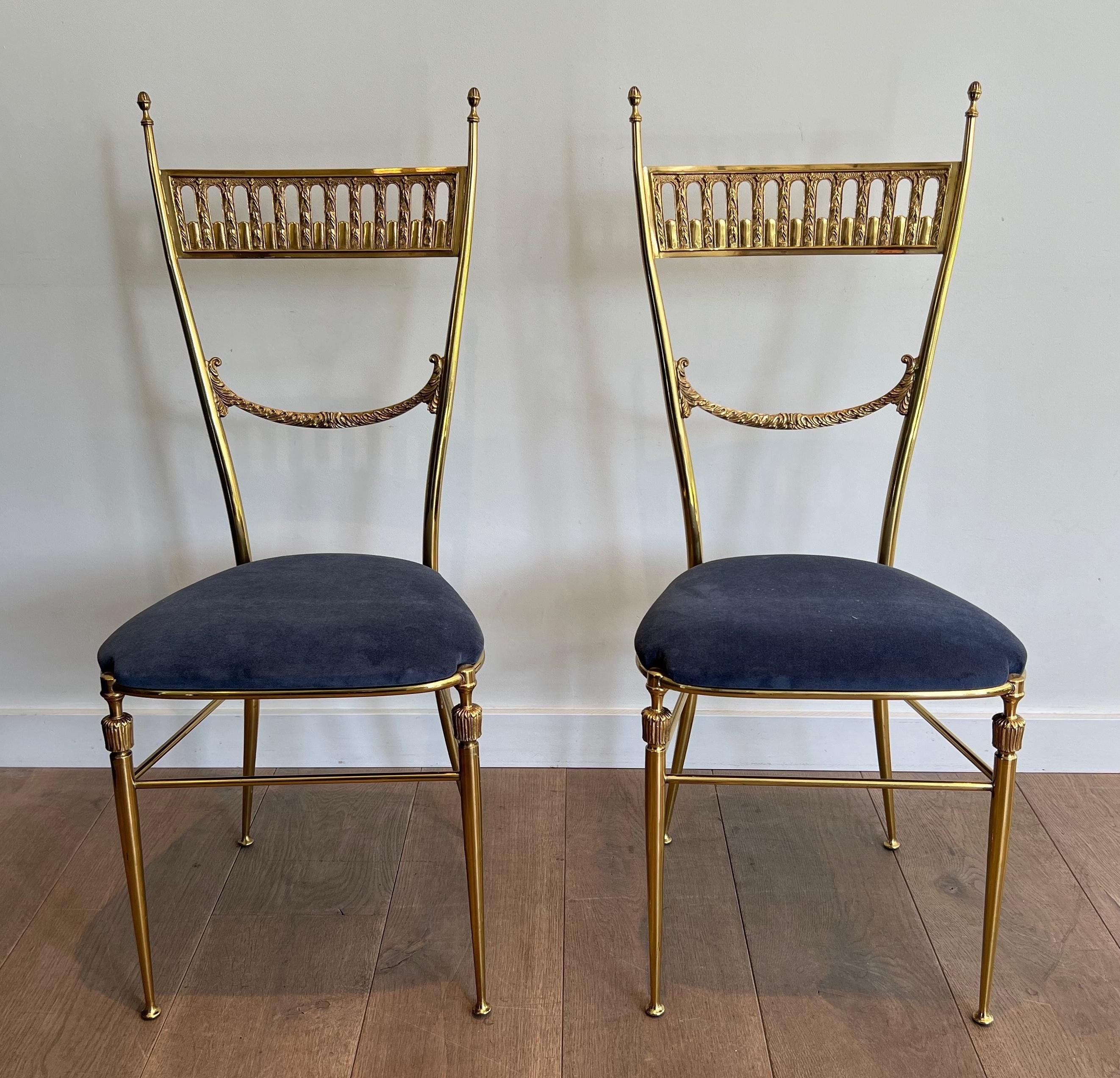 Questa coppia di sedie in stile neoclassico, molto bella e decorativa, è realizzata in ottone con una seduta in velluto blu reale. Questa è un'opera francese di Maison Jansen. Circa 1940