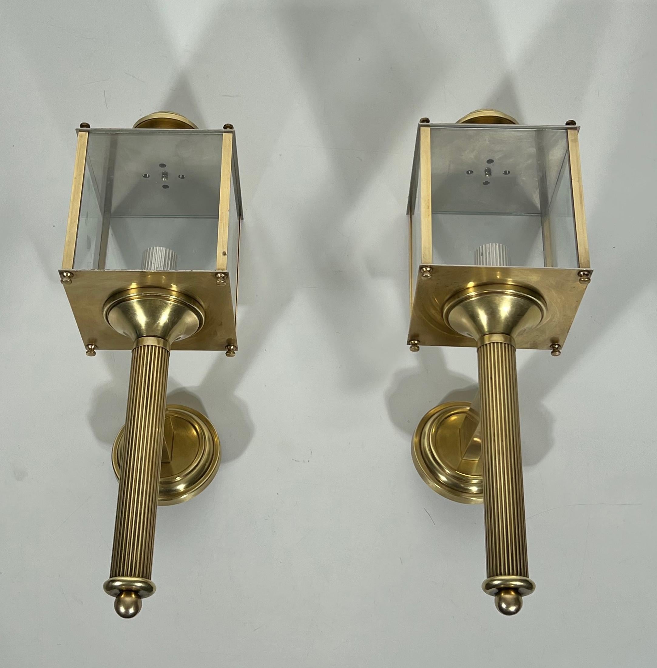 Pareja de apliques linterna de latón de estilo neoclásico, posiblemente Maison Jansen en Bueno estado para la venta en Marcq-en-Barœul, Hauts-de-France