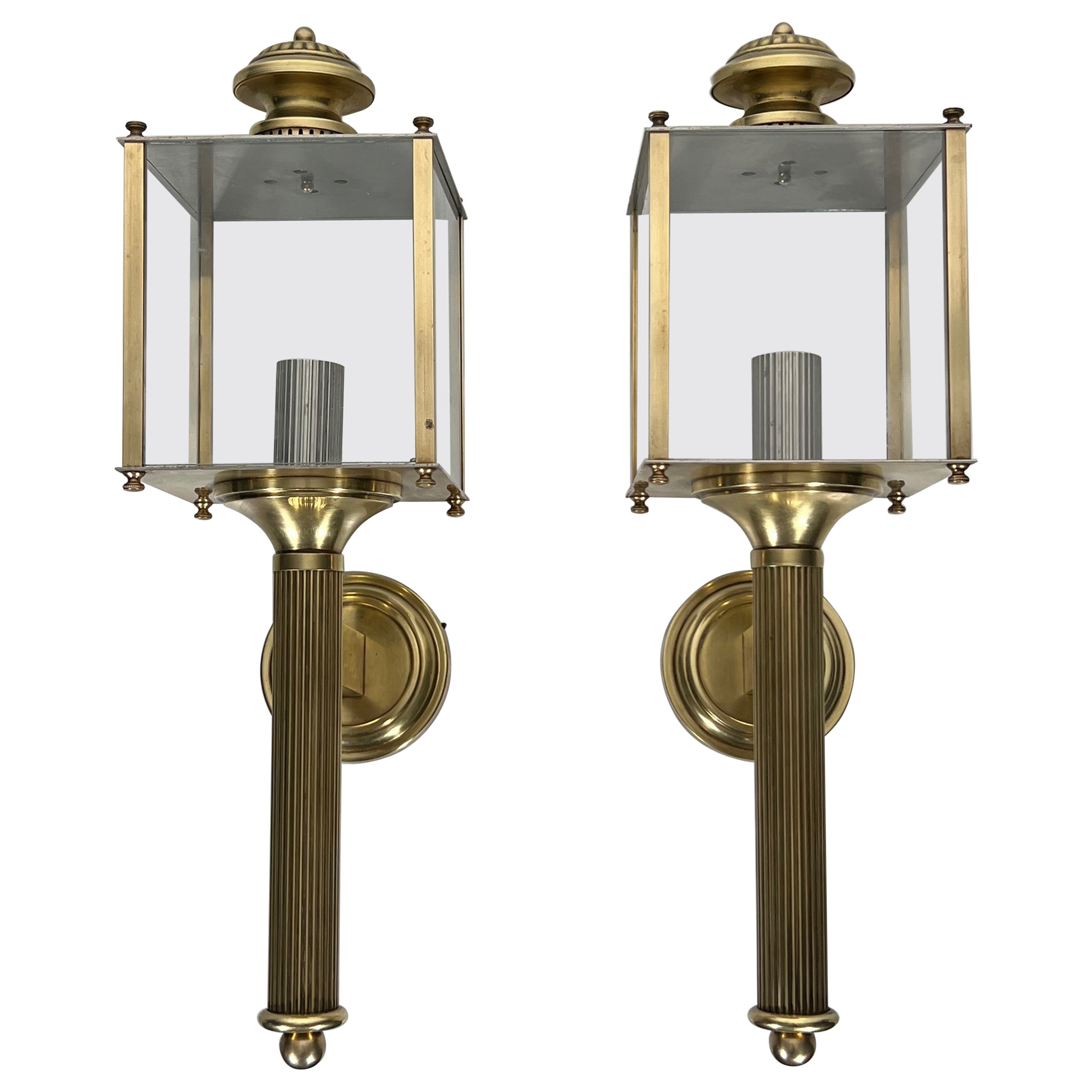 Coppia di lanterne da parete in ottone in stile neoclassico, forse Maison Jansen in vendita