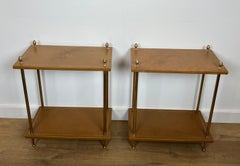 Pareja de Mesas Auxiliares de Latón de Estilo Neoclásico con Tapas de Bandejas de Cuero Leonado de