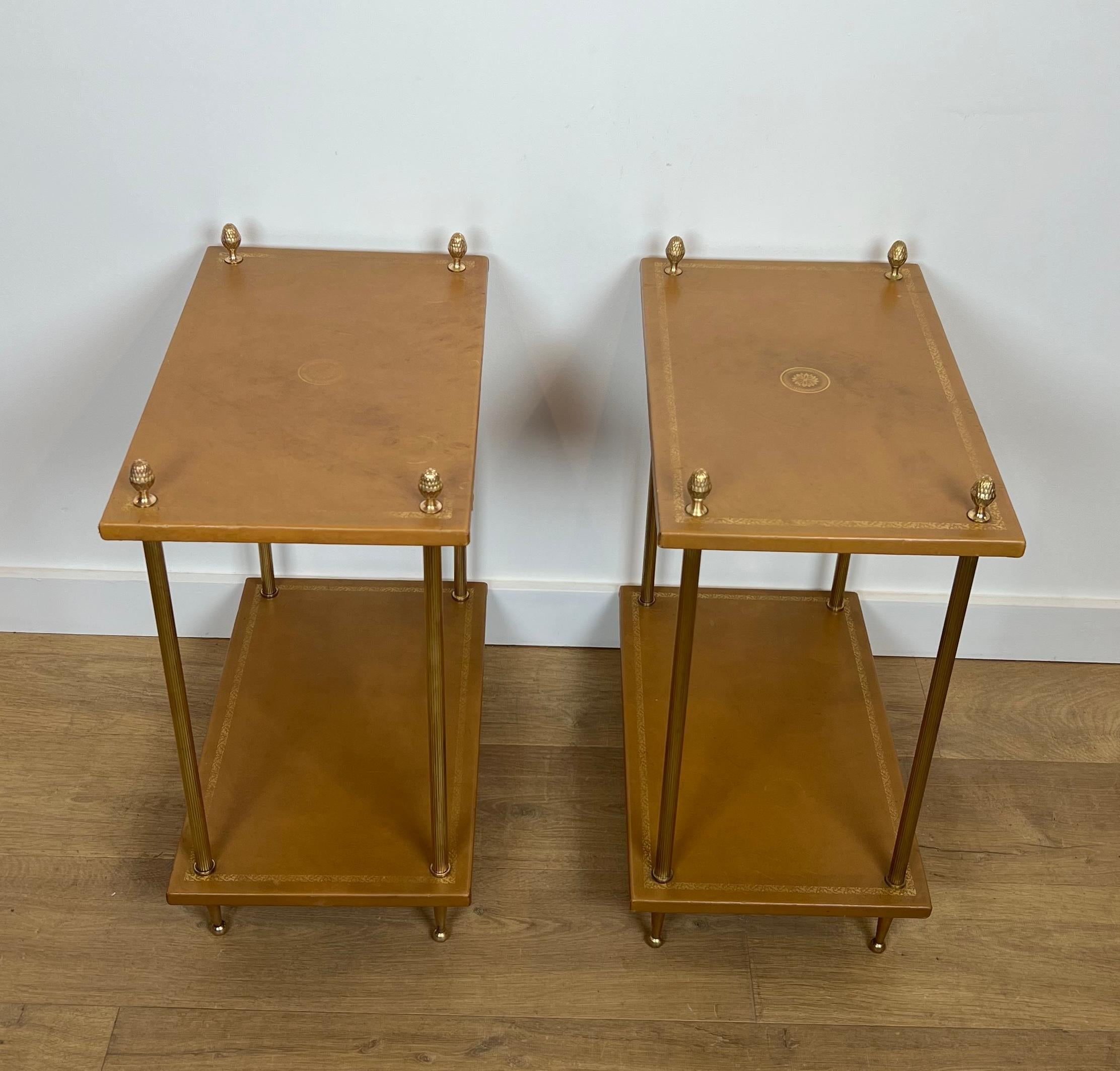 Pair of Neoclassical Style Brass Side Tables with Fawn Leather Trays Tops by In Good Condition For Sale In Marcq-en-Barœul, Hauts-de-France