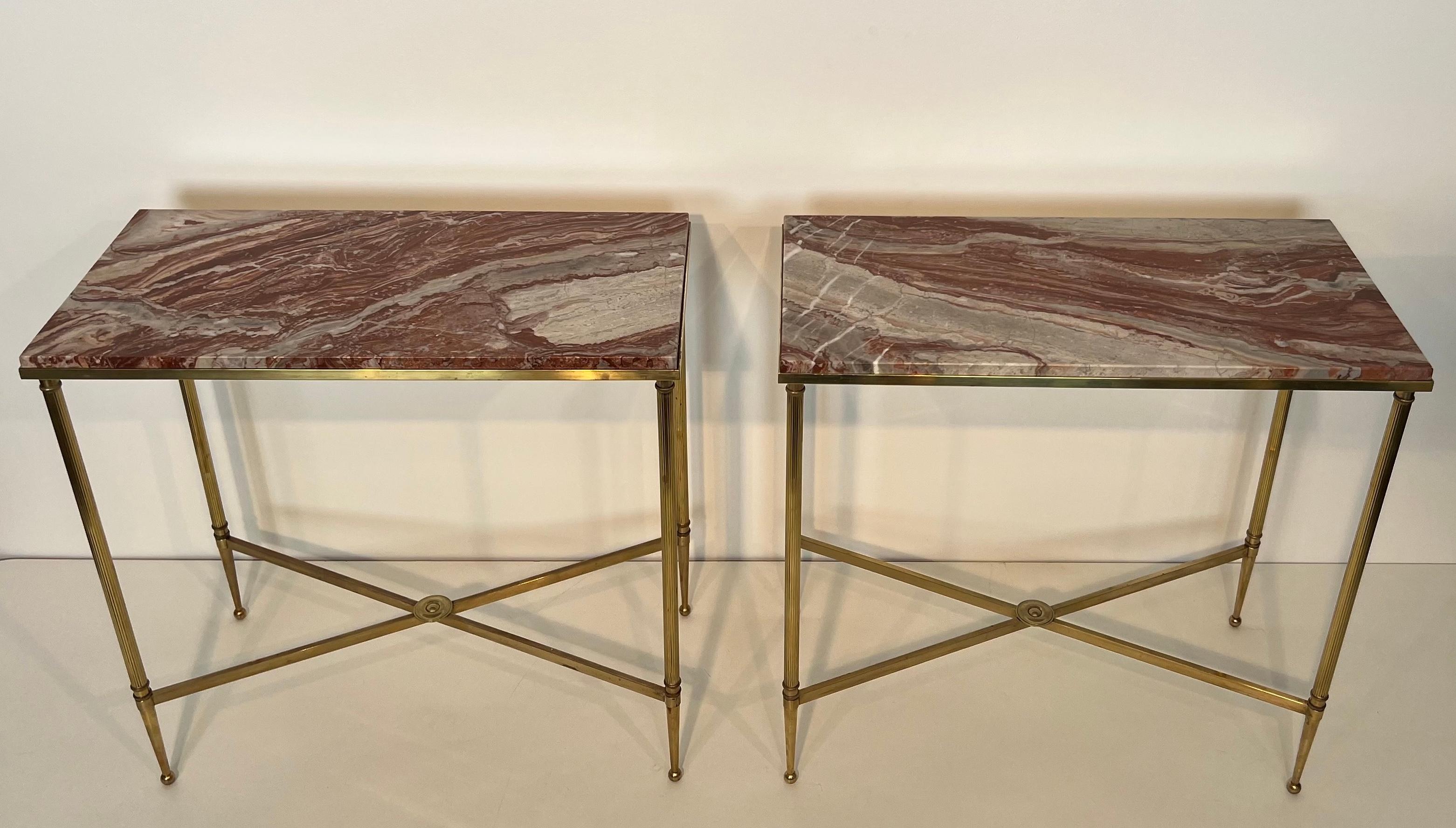 Paar Beistelltische aus Messing im neoklassischen Stil mit Marmorplatten von Maison Jansen (Neoklassisch) im Angebot