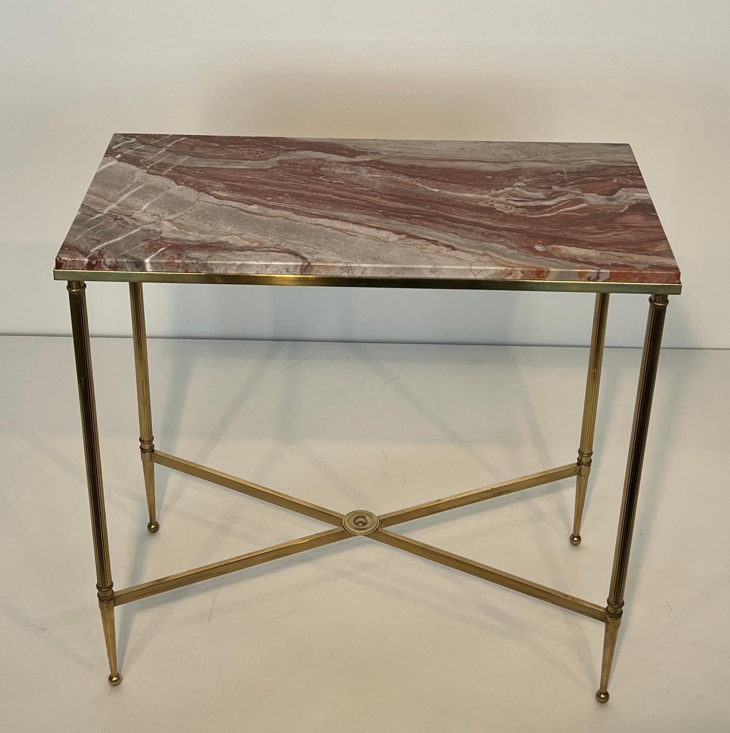 Paar Beistelltische aus Messing im neoklassischen Stil mit Marmorplatten von Maison Jansen (Französisch) im Angebot