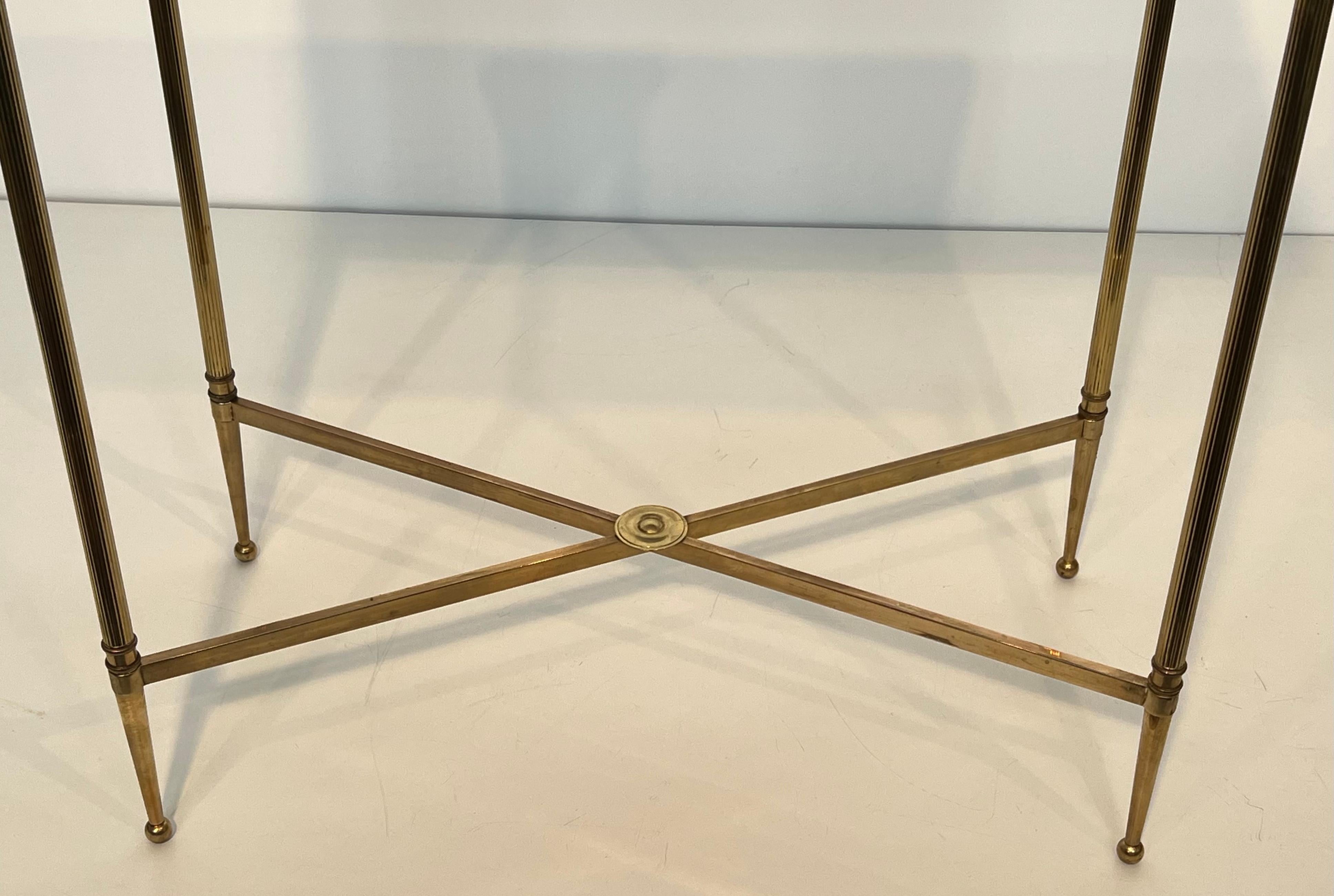 Paar Beistelltische aus Messing im neoklassischen Stil mit Marmorplatten von Maison Jansen (Mitte des 20. Jahrhunderts) im Angebot